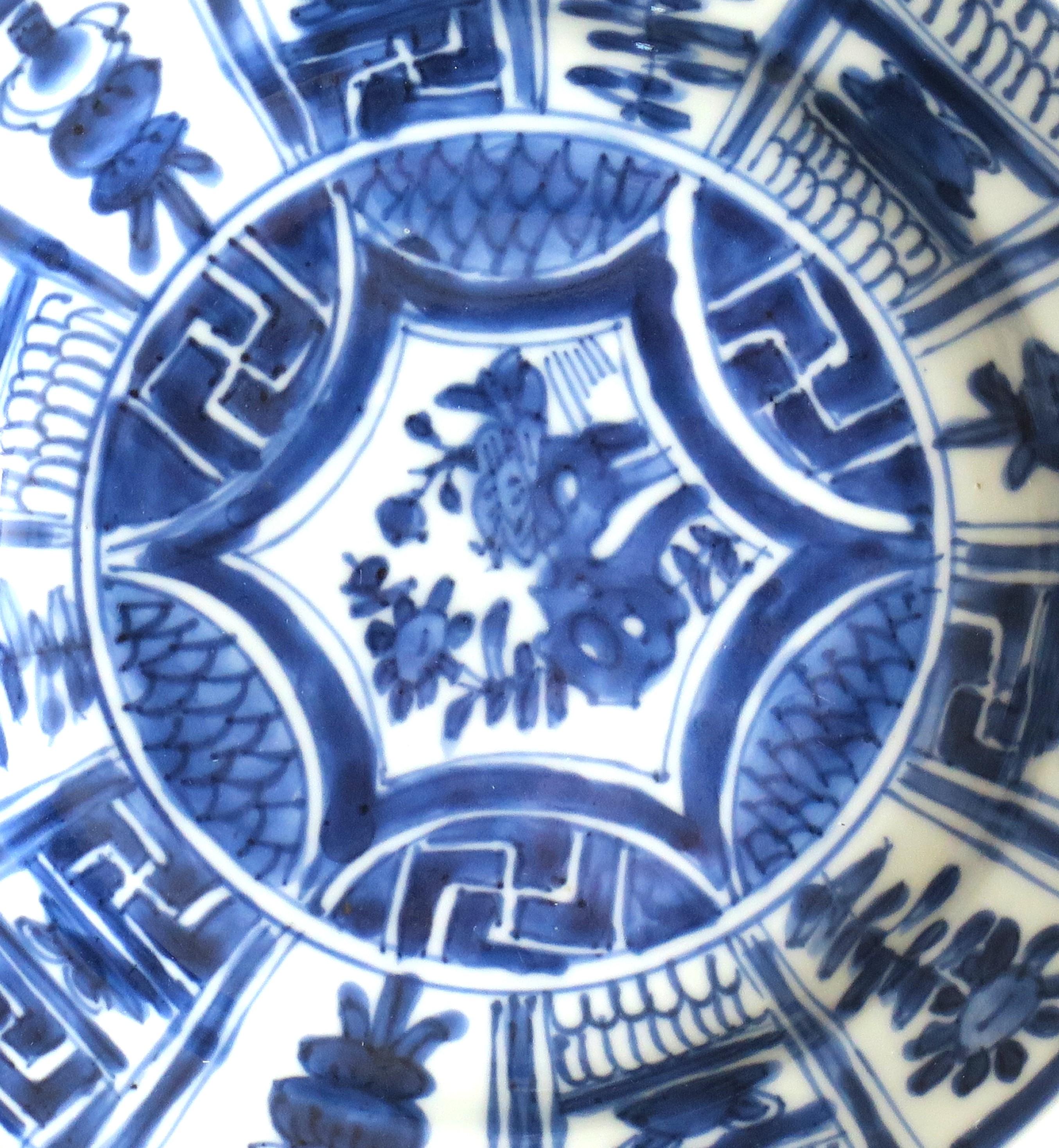 Porcelaine Assiette ou plat d'époque Kraak en porcelaine bleu et blanc, Ming Wanli, vers 1610 en vente