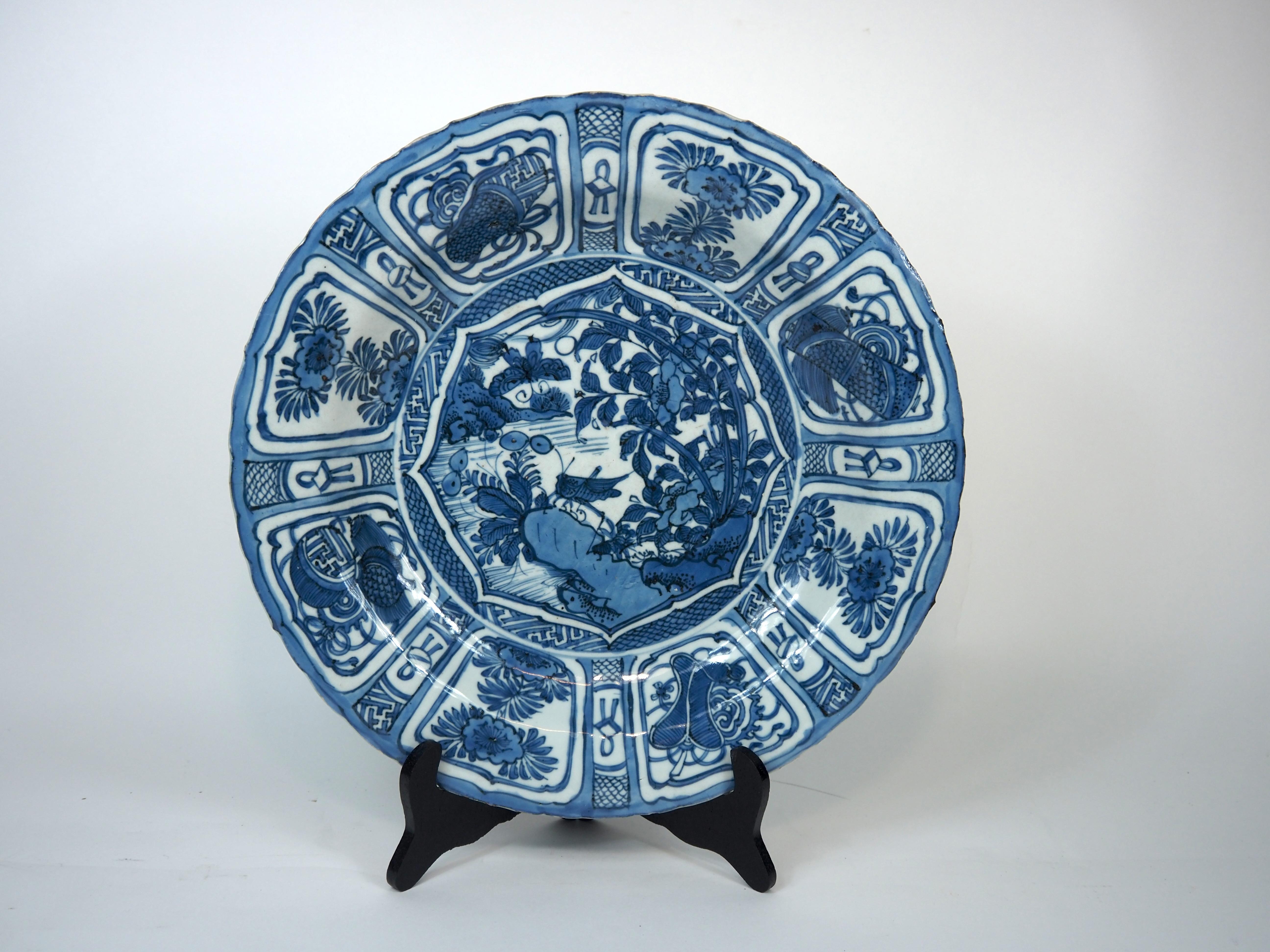 Plat chinois en porcelaine Kraak - Dynastie Ming, période Wanli (c. 1573-1619)
Diamètre : 36,5 cm  Condit : Restauré par des professionnels

Plat en porcelaine kraak bleu et blanc du règne de Whiting de la dynastie Ming, produit pour l'exportation
