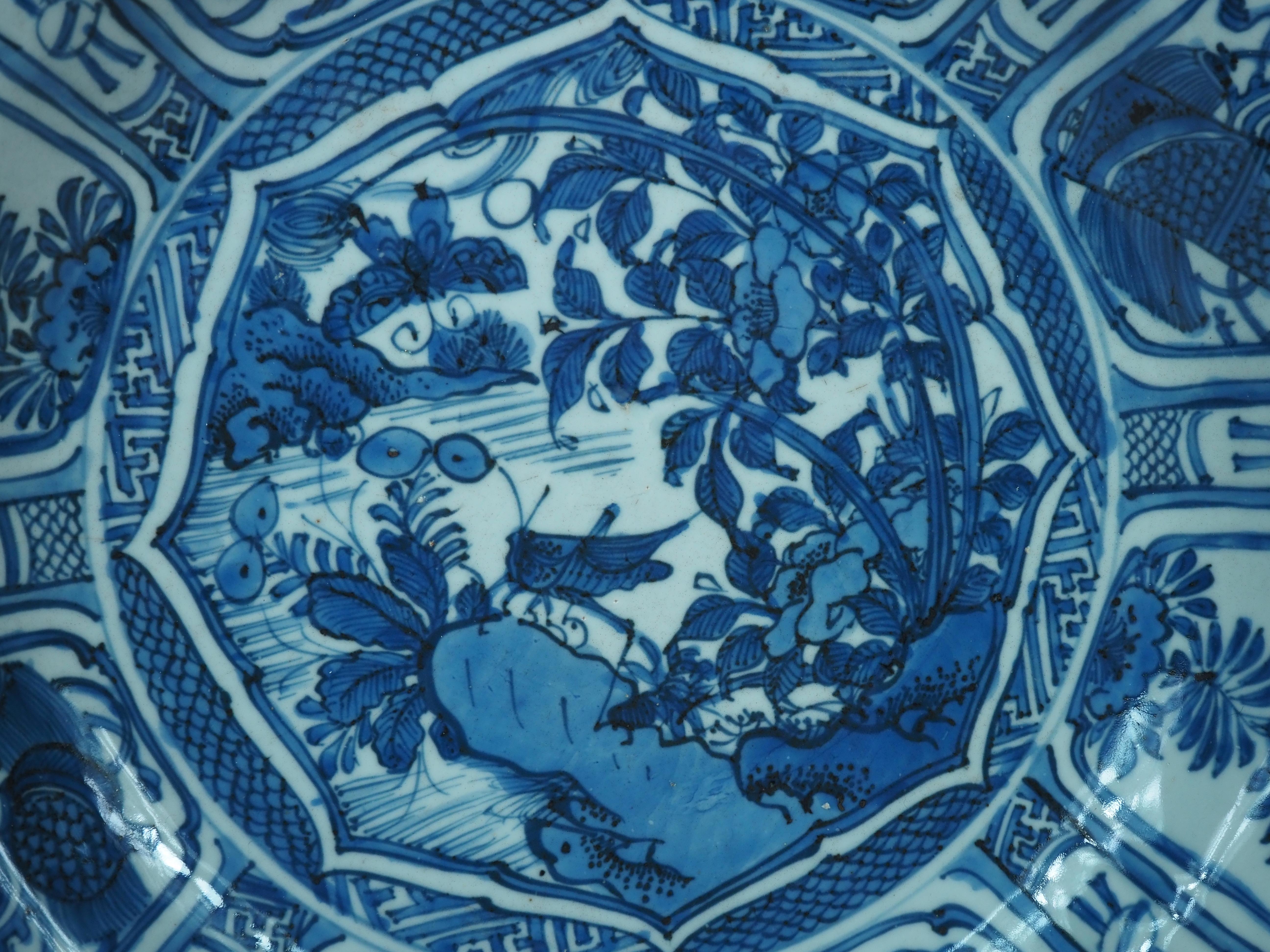 Plat chinois en porcelaine Kraak - Dynastie Ming, Période Wanli, Diamètre : 36.5 cm. État moyen - En vente à Gorssel, GE