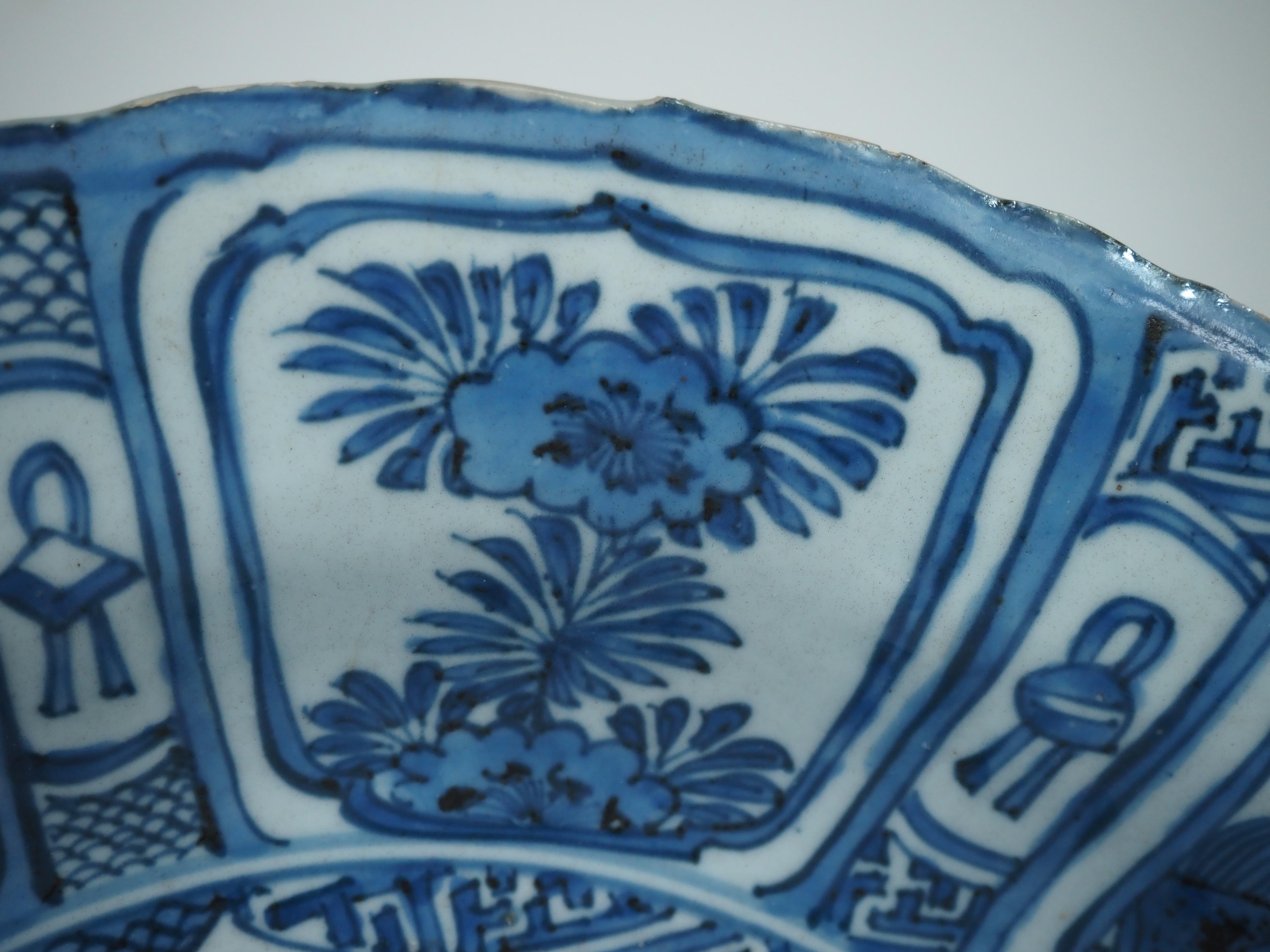 Porcelaine Plat chinois en porcelaine Kraak - Dynastie Ming, Période Wanli, Diamètre : 36.5 cm. en vente