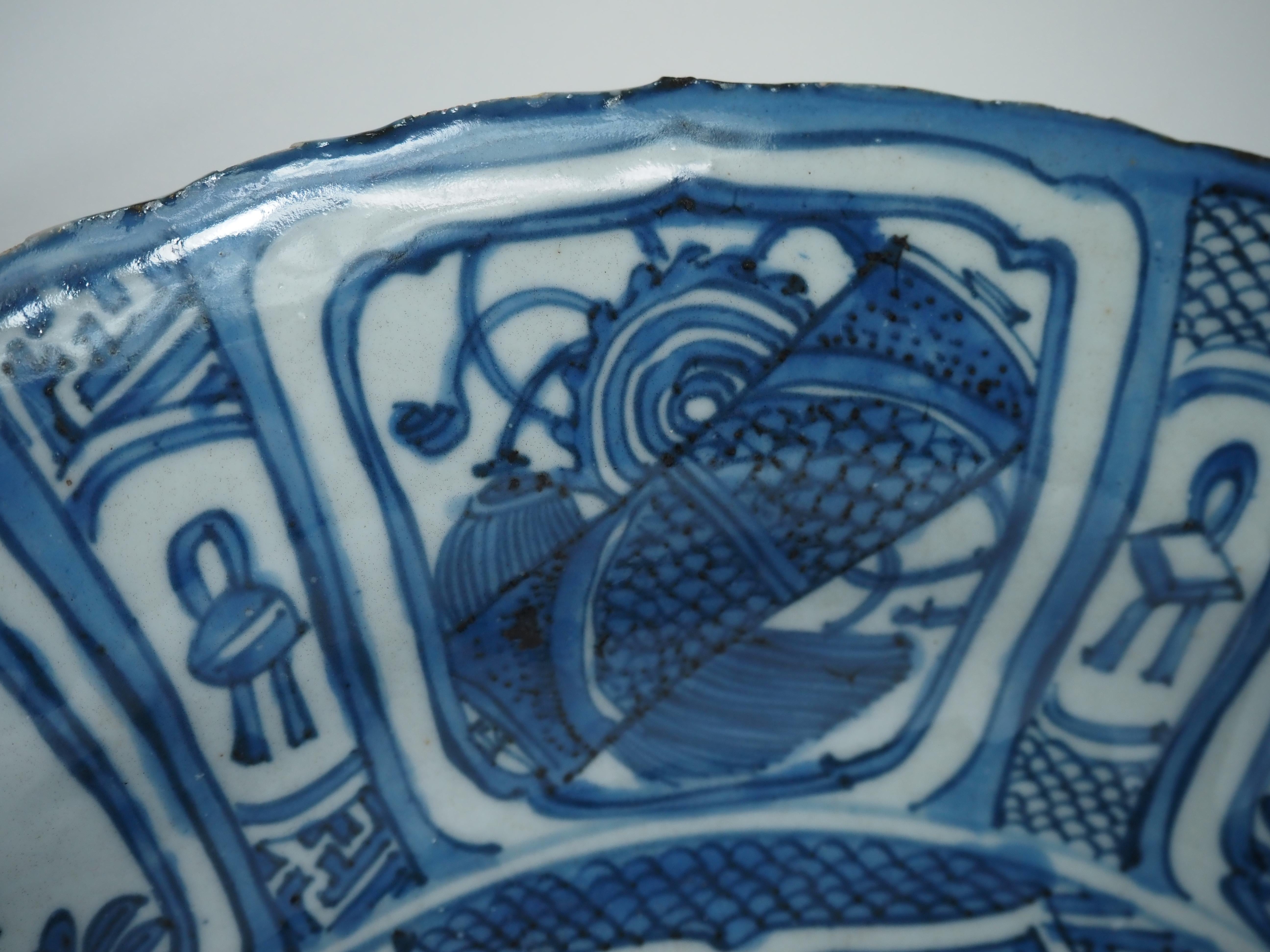 Plat chinois en porcelaine Kraak - Dynastie Ming, Période Wanli, Diamètre : 36.5 cm. en vente 3