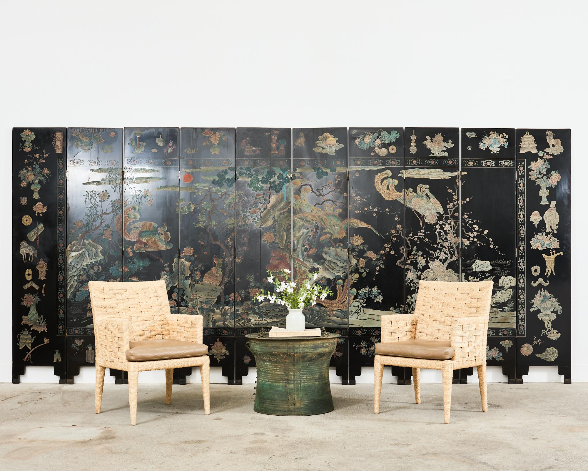 Sorprendente biombo chino de exportación Kuancai de diez paneles con un paisaje mítico de flora y fauna. Fabricado con el estilo del siglo XVII que tanto amaba y coleccionaba Coco Chanel para su apartamento de París. Cada gran panel está recubierto