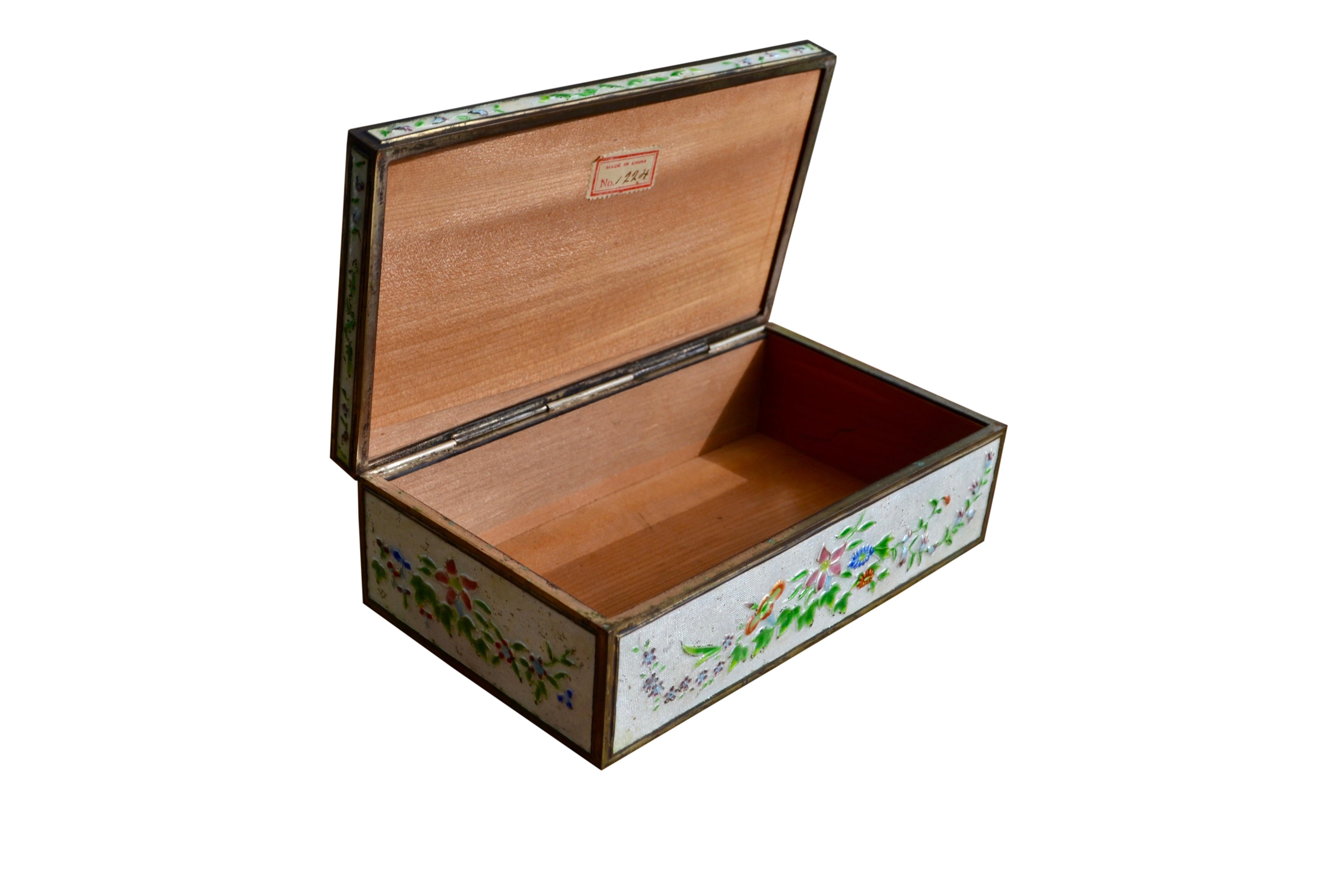 Chinese Lacquer Box In Fair Condition For Sale In Vancouver, British Columbia