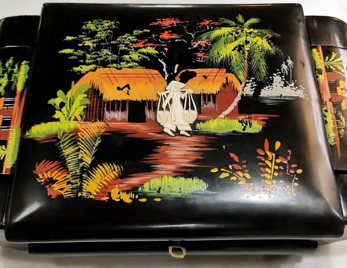Chinese Lacquer Hand-Painted Toiletry Box with Mirror In Good Condition For Sale In Prato, Tuscany