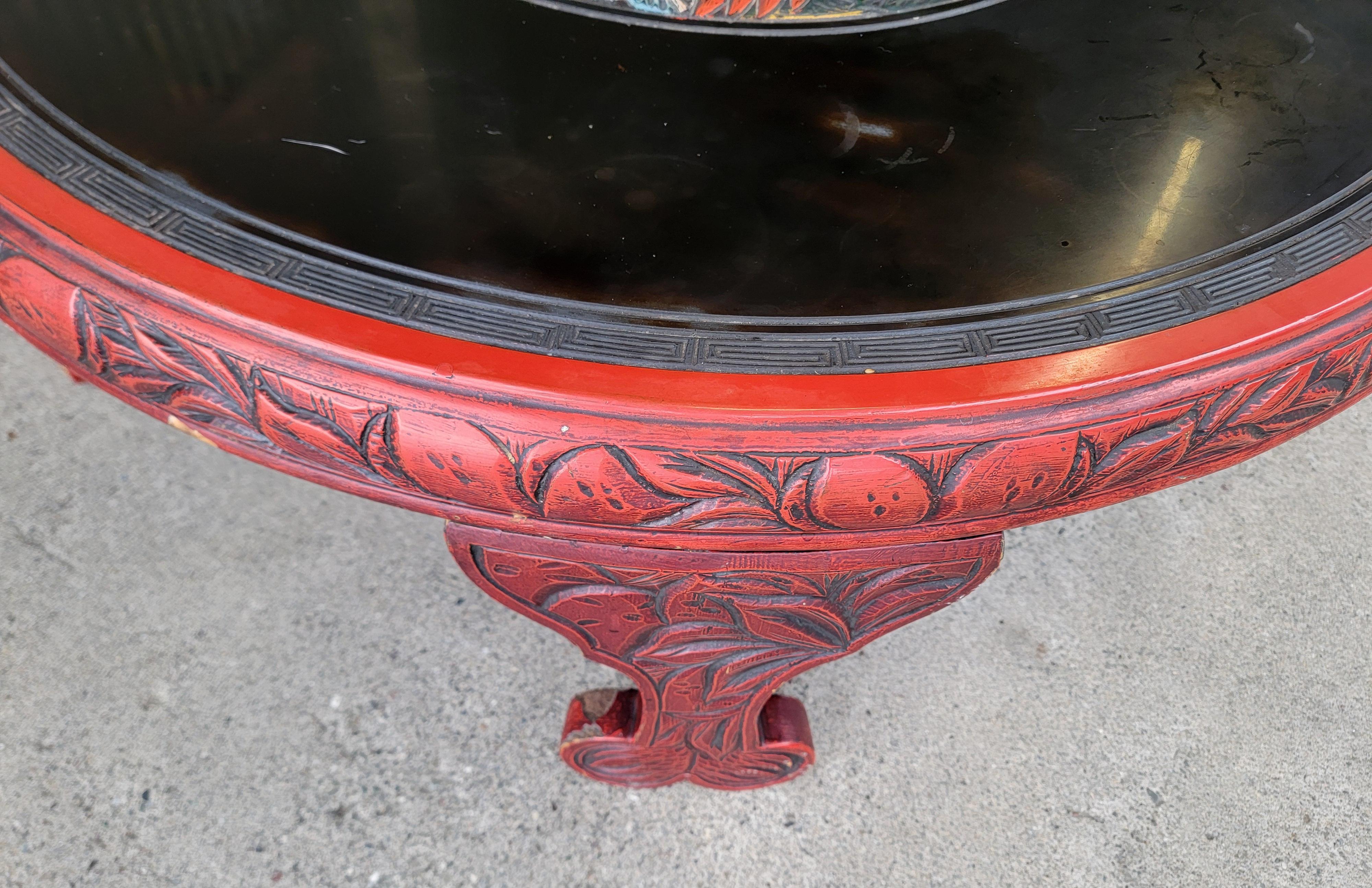 20ième siècle Table basse ronde en laque chinoise avec oiseaux