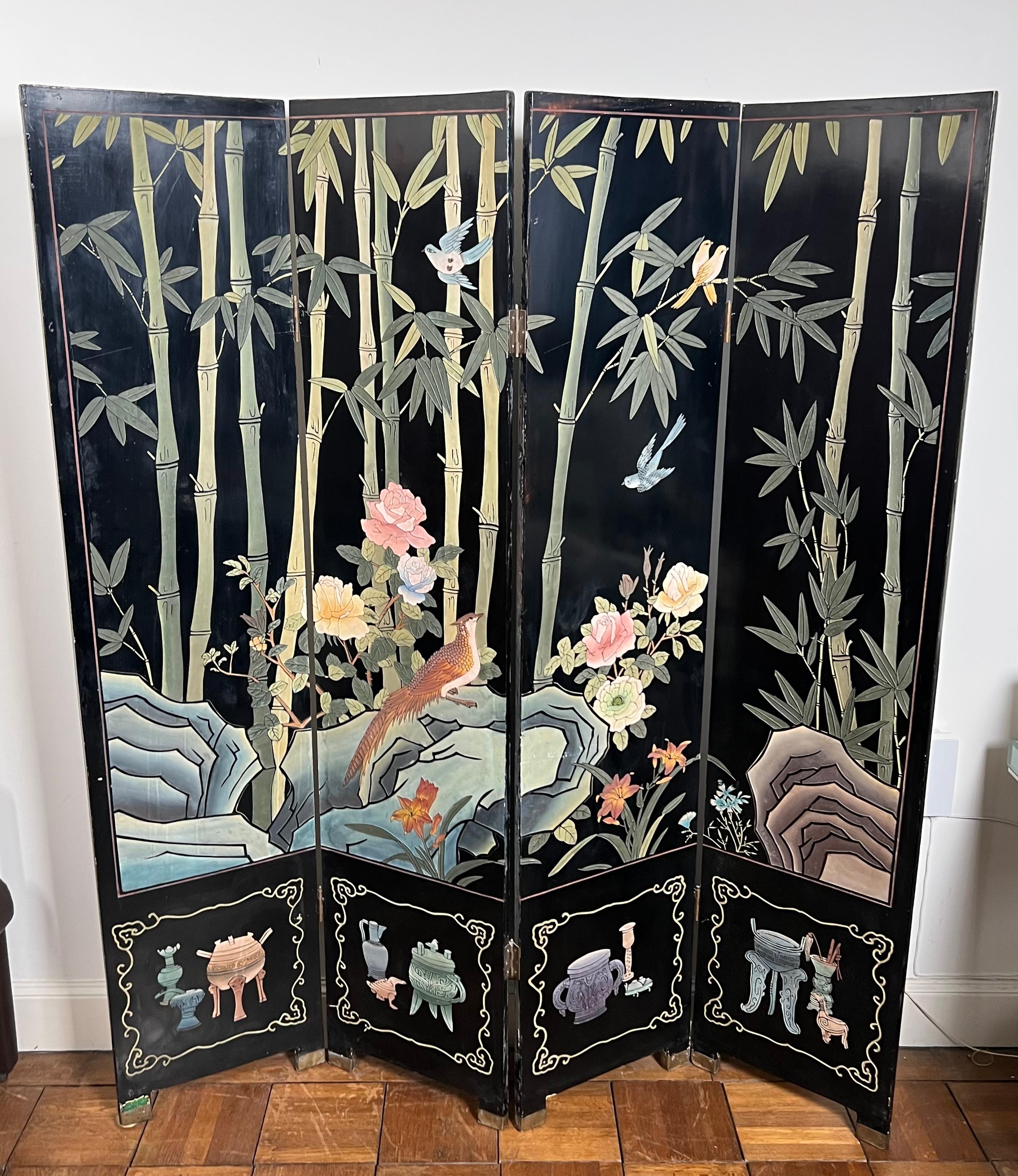 Ce très beau paravent chinois est composé de 4 panneaux laqués décorés d'oiseaux et de bambous. Il s'agit d'une œuvre chinoise. Circa 1950