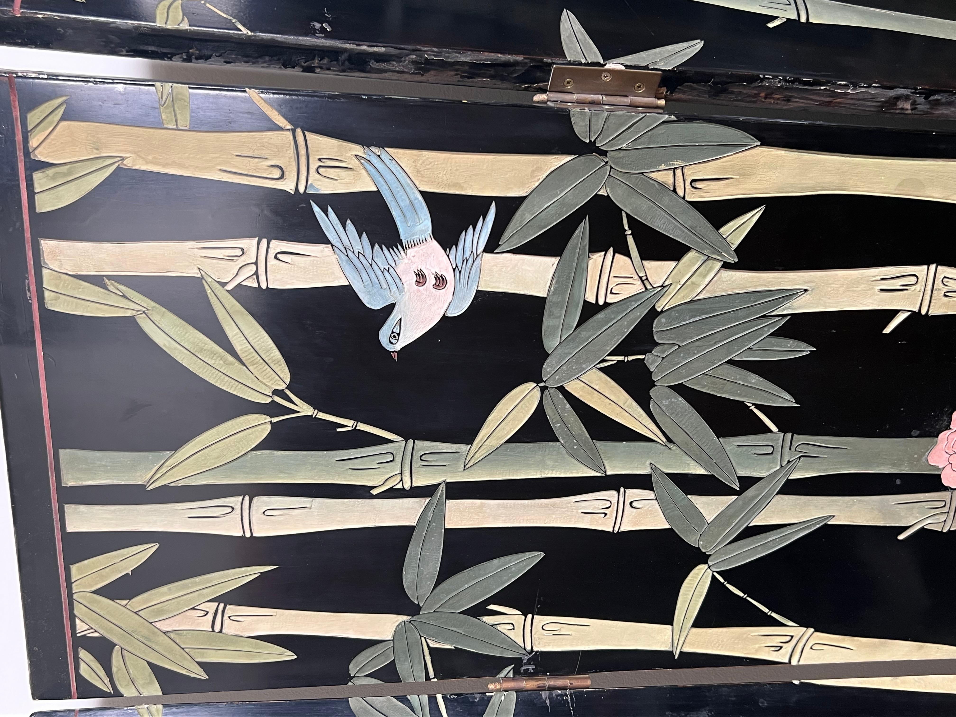 Milieu du XXe siècle Paravent chinois en laque avec décorations d'oiseaux et de bambou Travail chinois. en vente