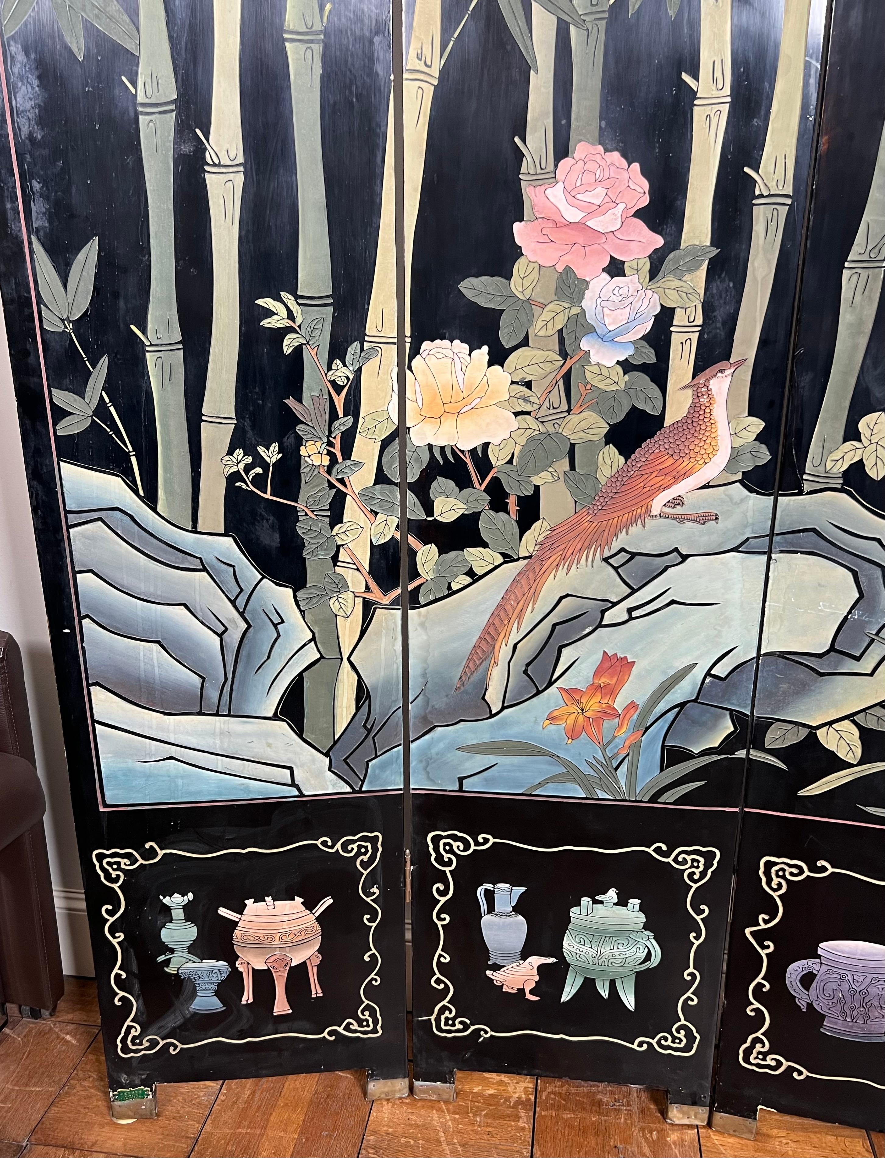 Laque Paravent chinois en laque avec décorations d'oiseaux et de bambou Travail chinois. en vente