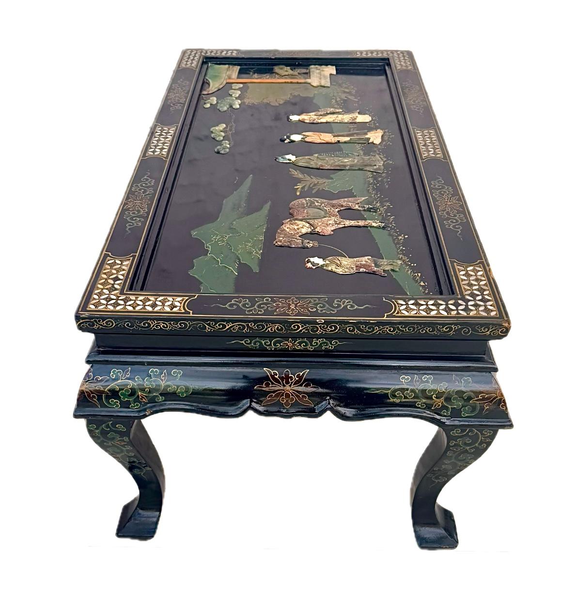 Chinoiseries Table à café en laque chinoise incrustée de nacre et de pierre à savon en vente