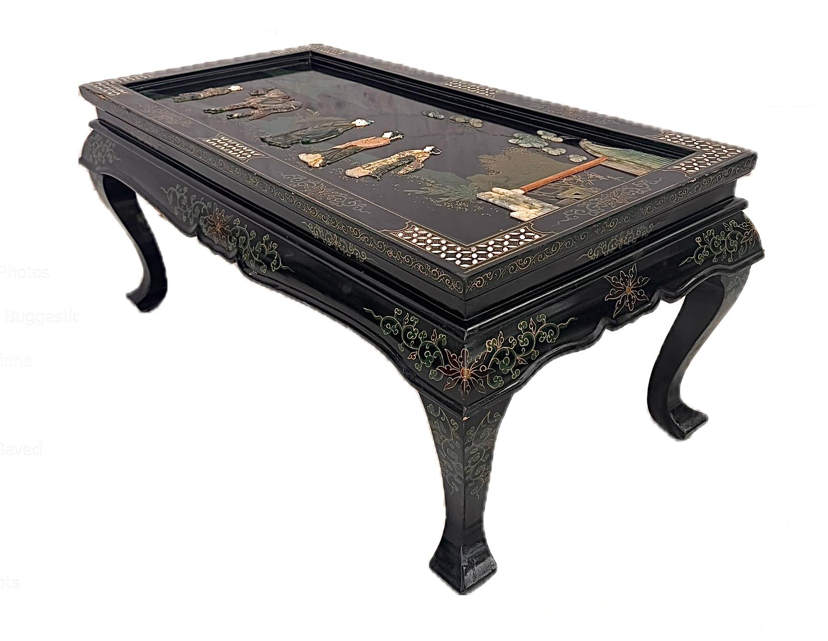 Chinois Table à café en laque chinoise incrustée de nacre et de pierre à savon en vente