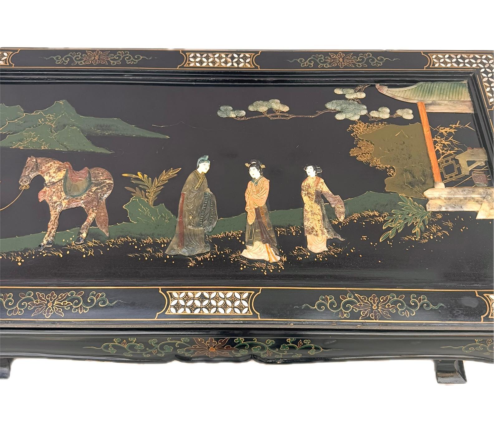 Table à café en laque chinoise incrustée de nacre et de pierre à savon Bon état - En vente à Bradenton, FL