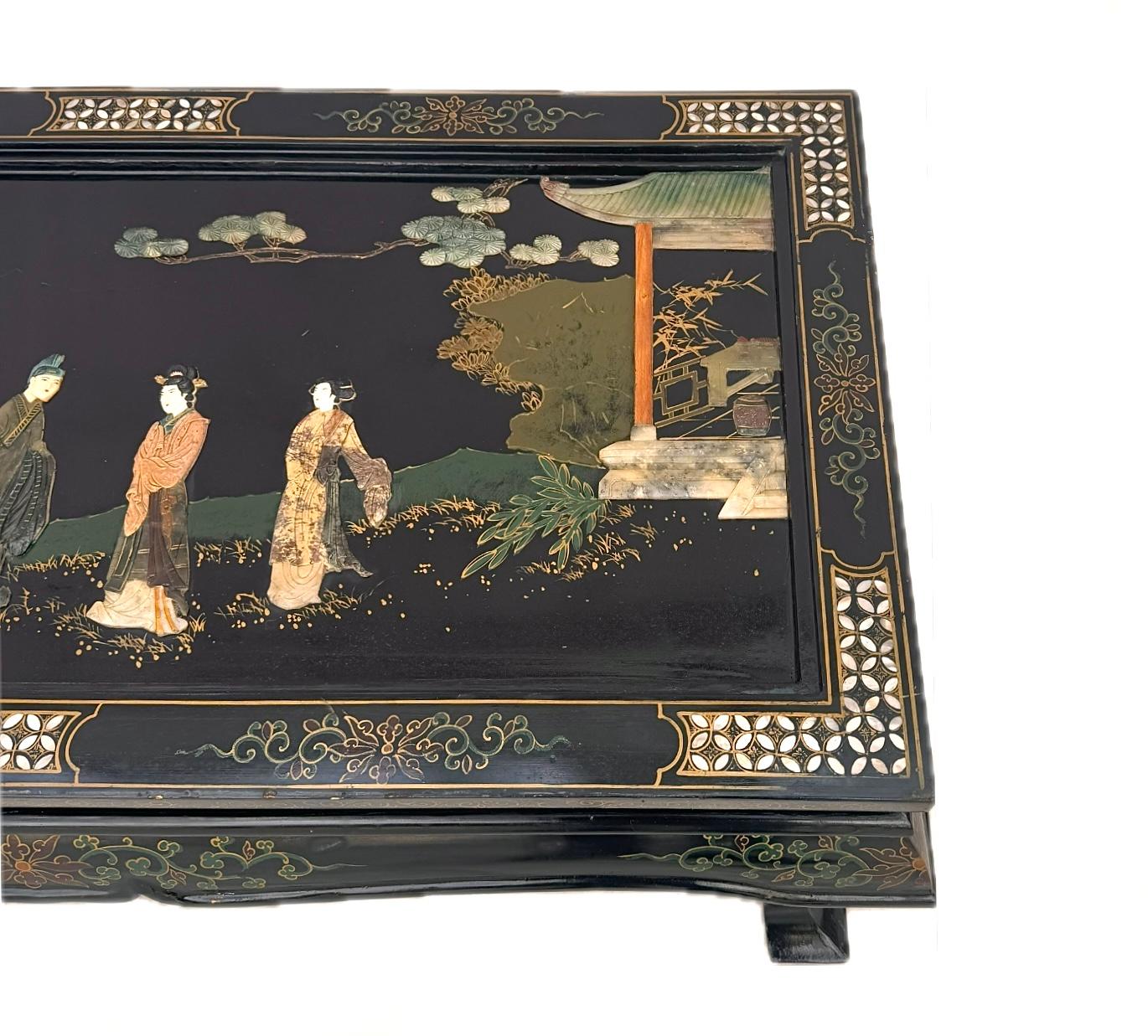 20ième siècle Table à café en laque chinoise incrustée de nacre et de pierre à savon en vente
