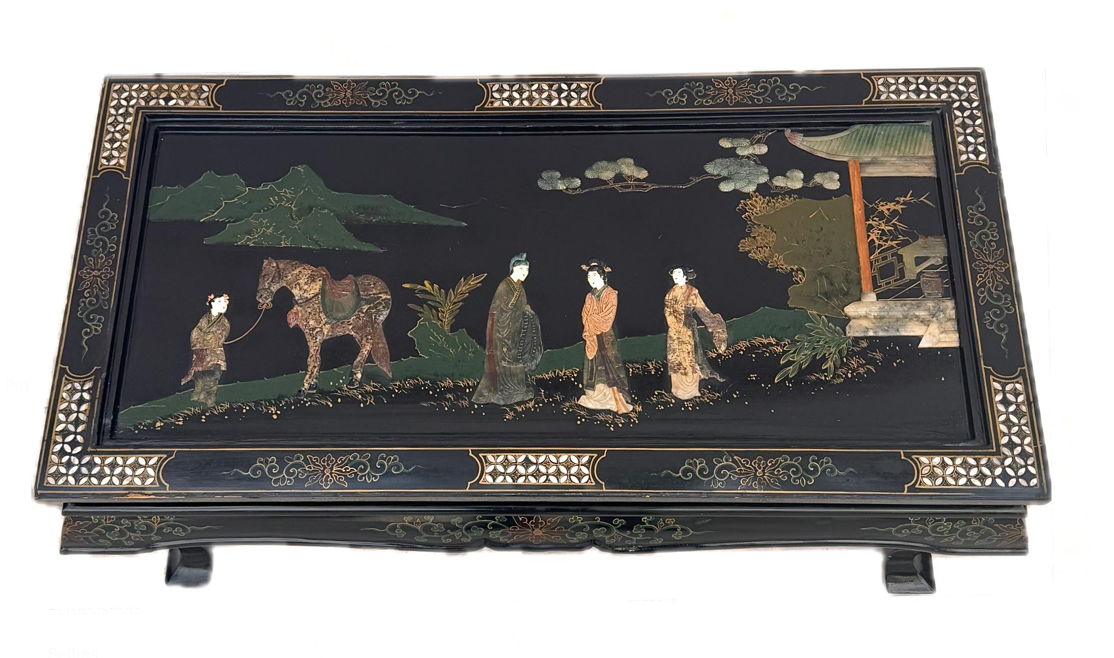 Table à café en laque chinoise incrustée de nacre et de pierre à savon en vente 1