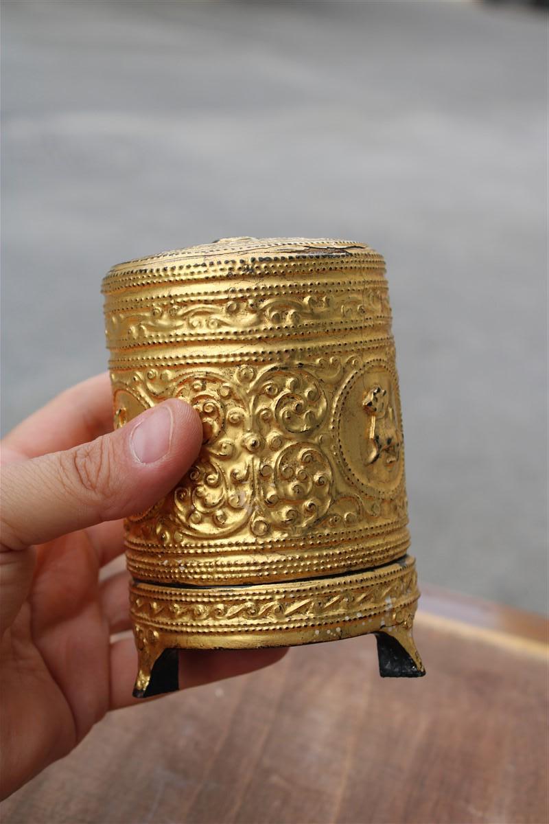 Chinese lacquer Tobacco box with 24 carat pure gold decorations 1940s For Sale 4