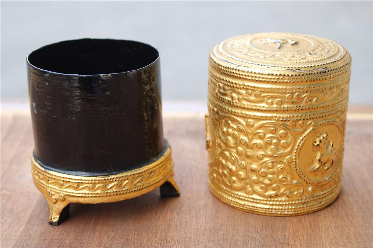 Chinese Boîte à tabac en laque chinoise avec décorations en or pur 24 carats 1940s en vente