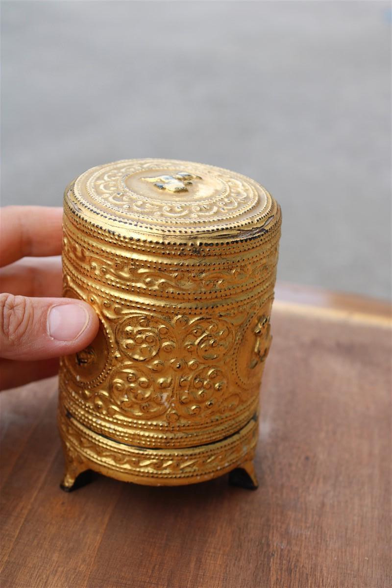 Chinese lacquer Tobacco box with 24 carat pure gold decorations 1940s For Sale 2