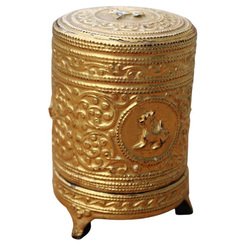 Boîte à tabac en laque chinoise avec décorations en or pur 24 carats 1940s