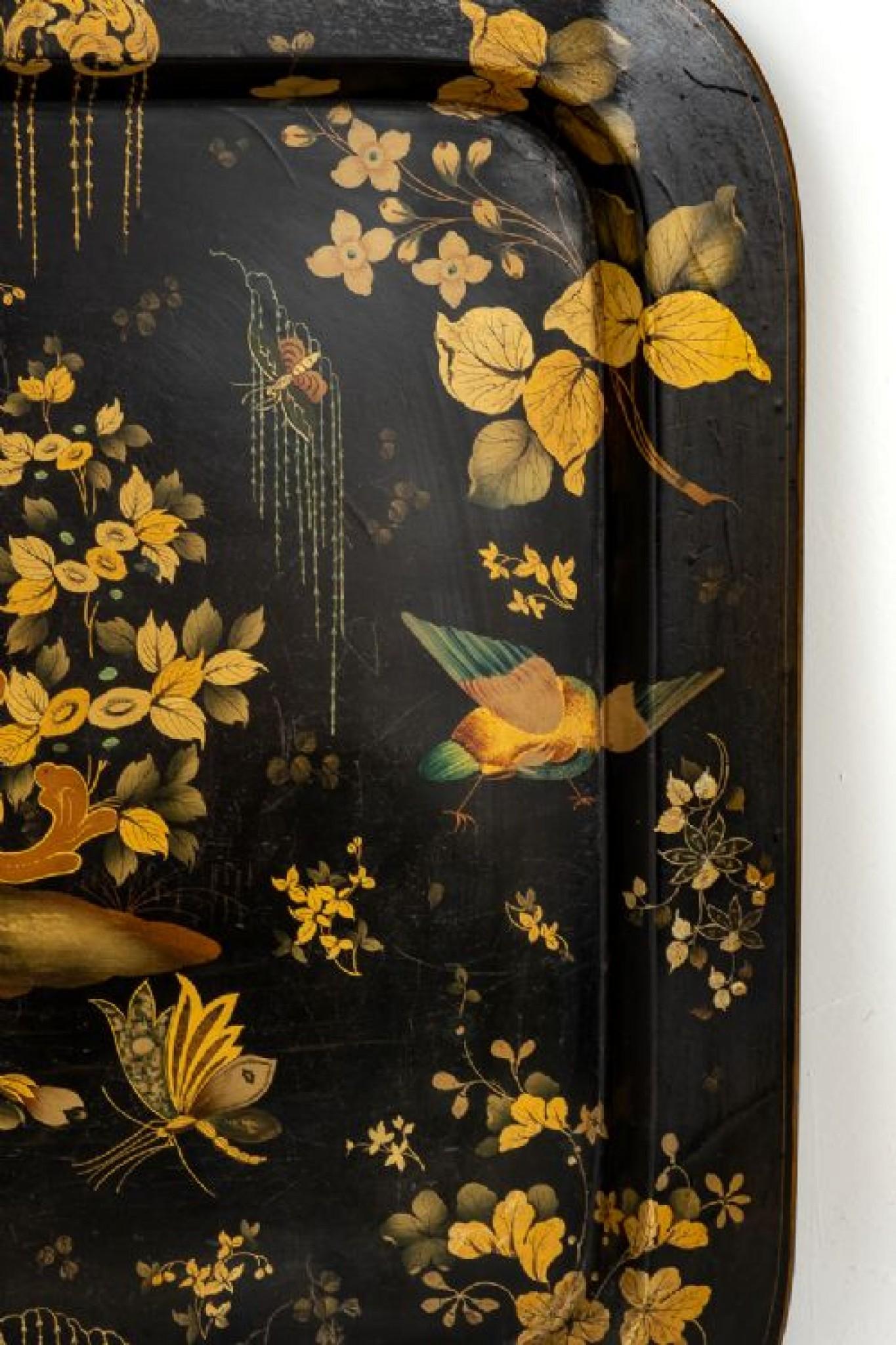 Ce plateau décoratif présente une décoration typique du style chinois, avec des oiseaux, des feuilles, etc.
Vers 1930
Présenté en bon état.