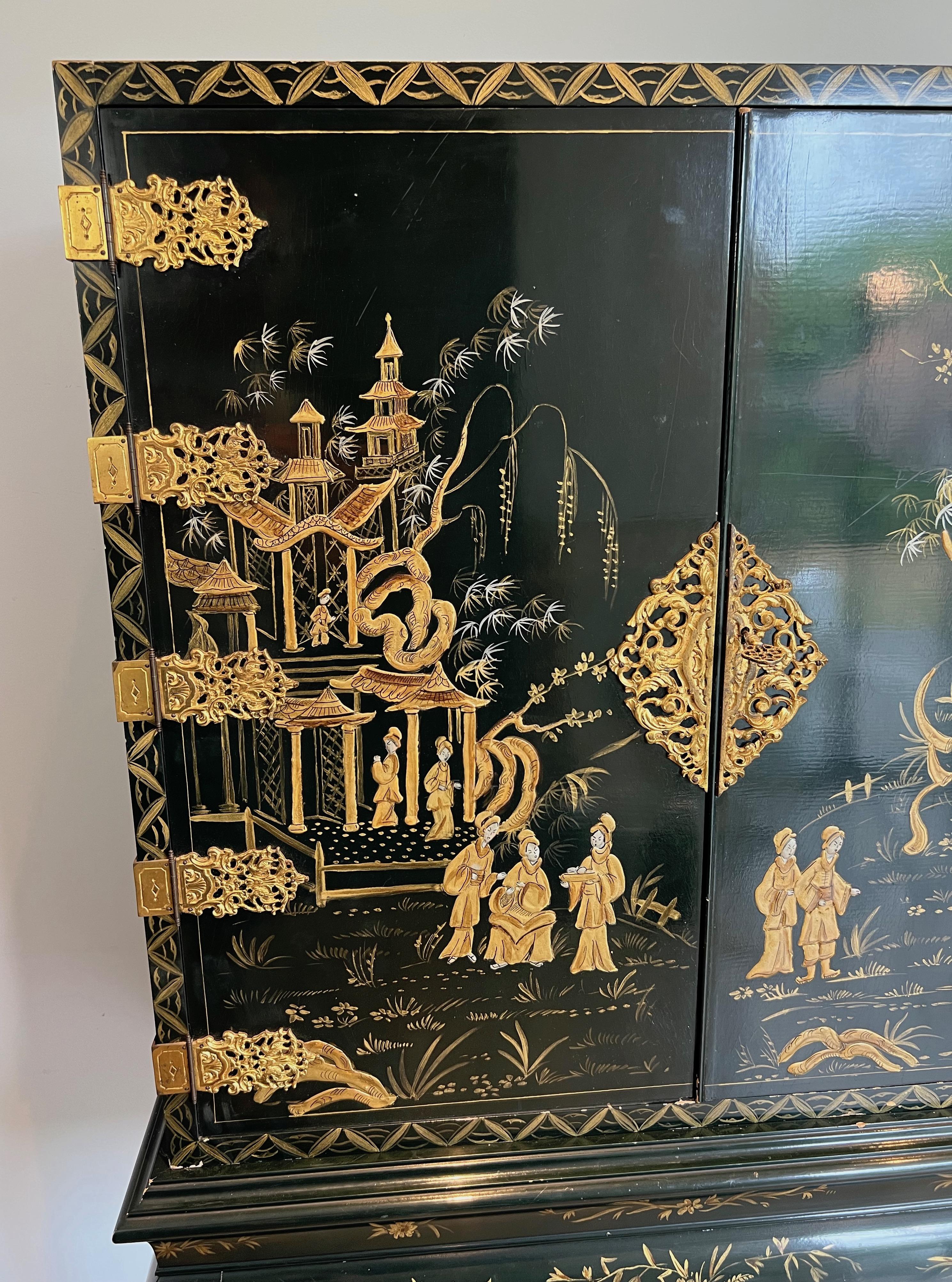 Chinese Lacquered and Gilt Cabinet In Good Condition For Sale In Marcq-en-Barœul, Hauts-de-France