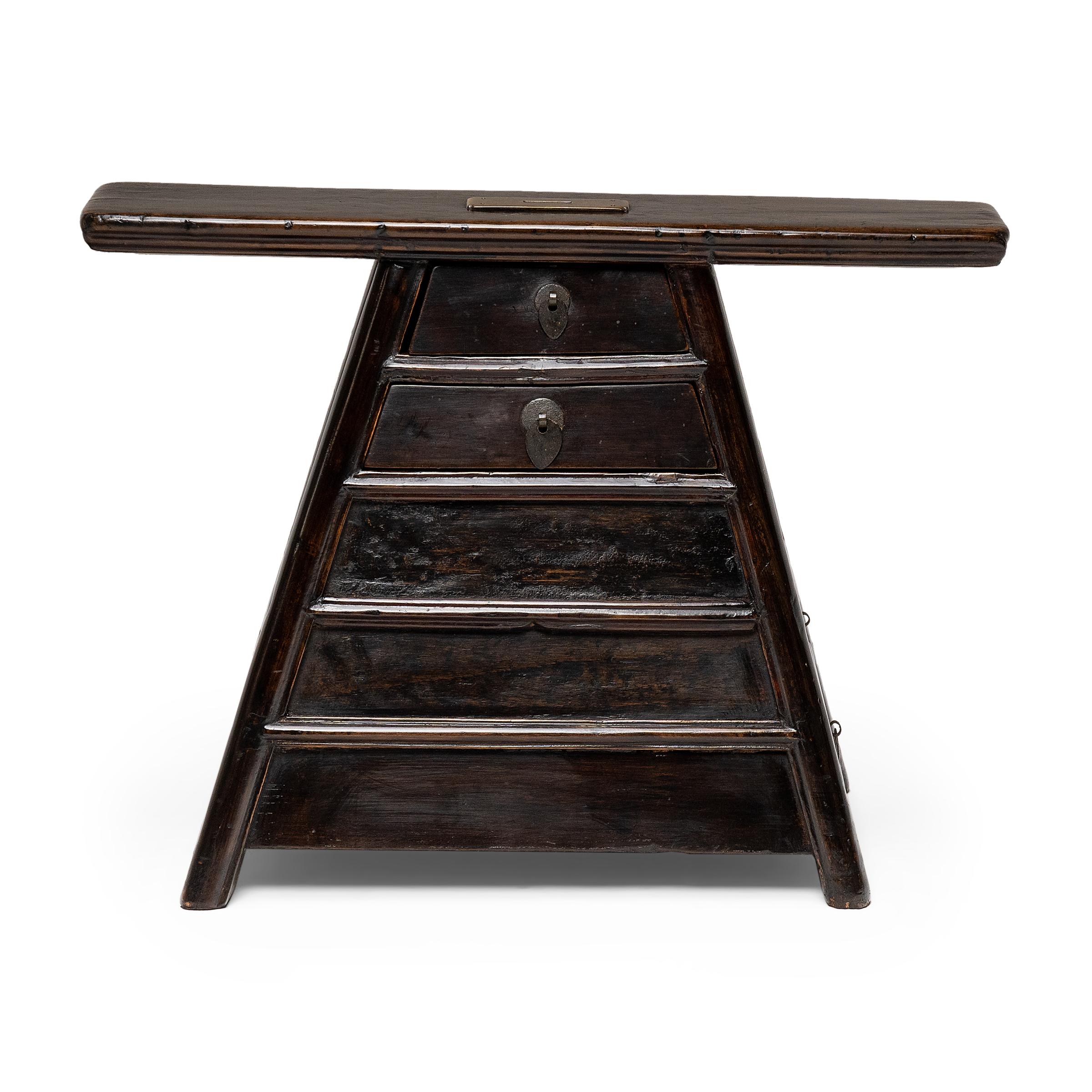 Ce tabouret laqué inhabituel est un tabouret de barbier du XIXe siècle conçu pour être transporté d'un endroit à l'autre pour les coupes de cheveux au bord de la route. Fabriqué selon la méthode traditionnelle d'assemblage par tenons et mortaises,