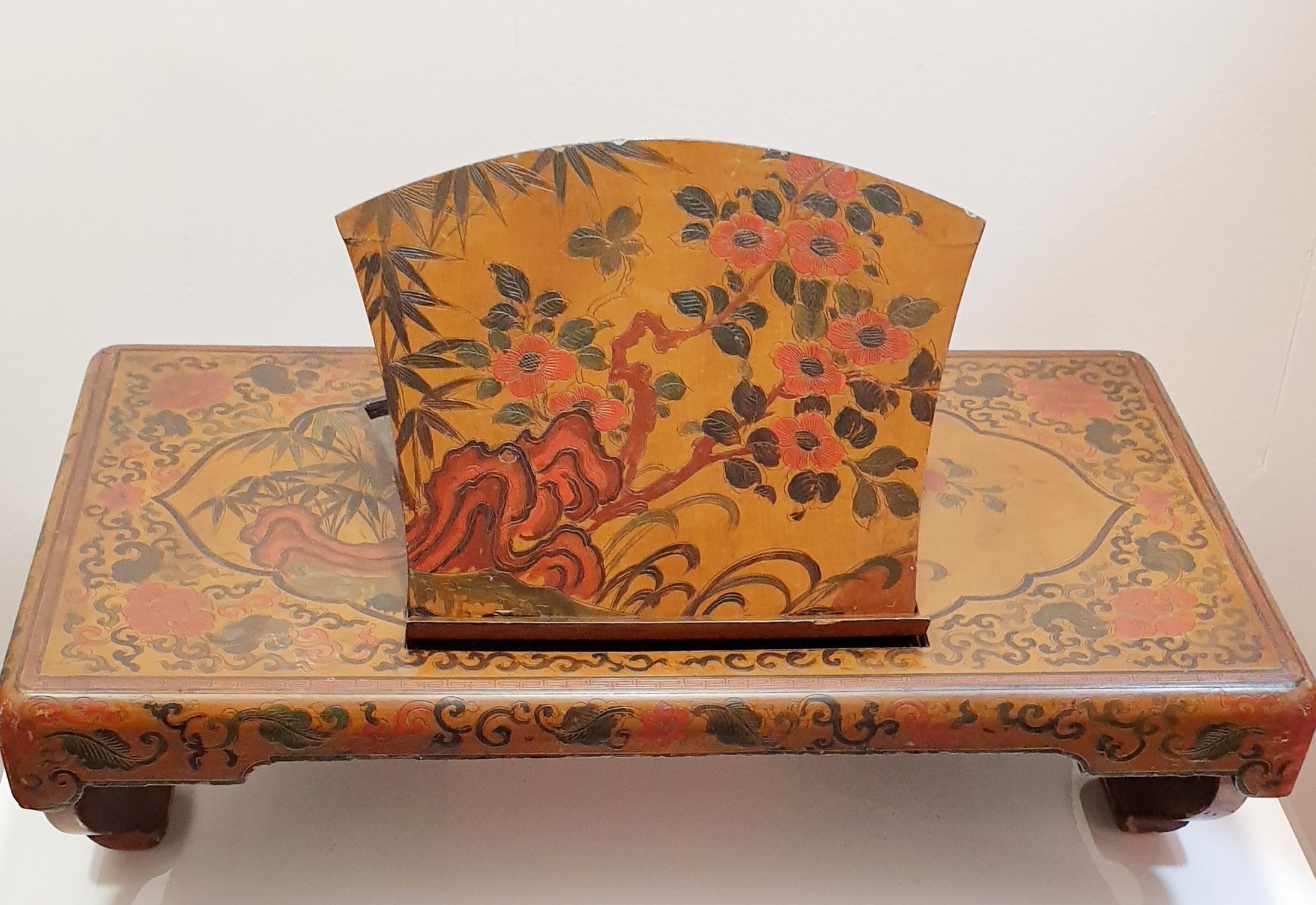 Wood Chinese Lacquered Book Reading or Book Stool Early 19th Century For Sale