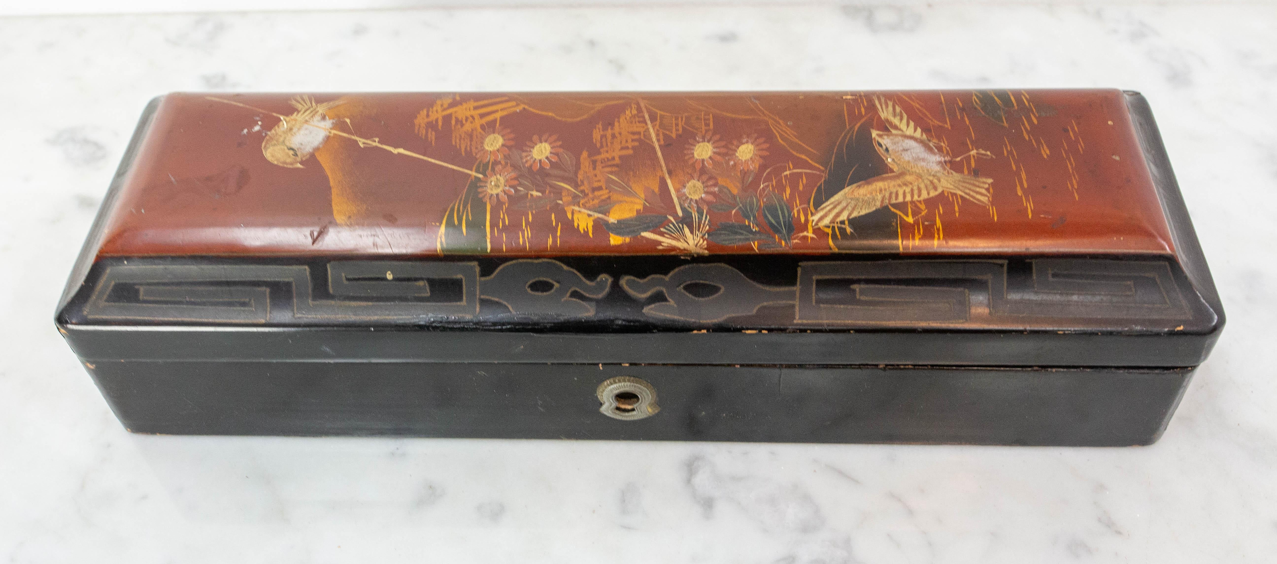 Lacquered paintbrush box, made in the chinese style.
In 19th-century Europe, oriental objects were highly prized and liked to be reproduced.
In this painting features two birds and vegetation in the foreground and an oriental landscape in the