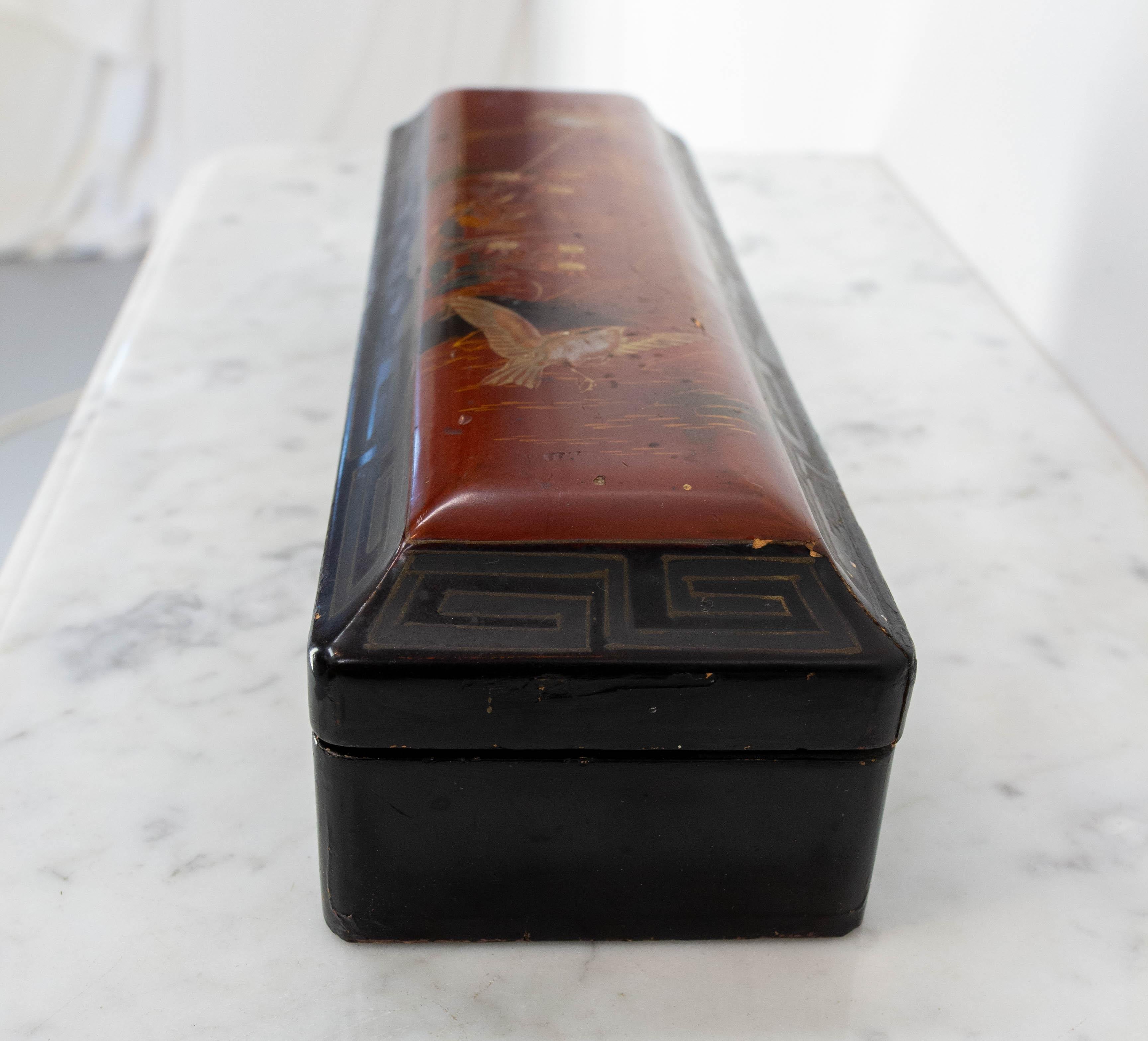 Chinese Lacquered Brush Box with Painted Birds, Late 19th Century In Good Condition For Sale In Labrit, Landes