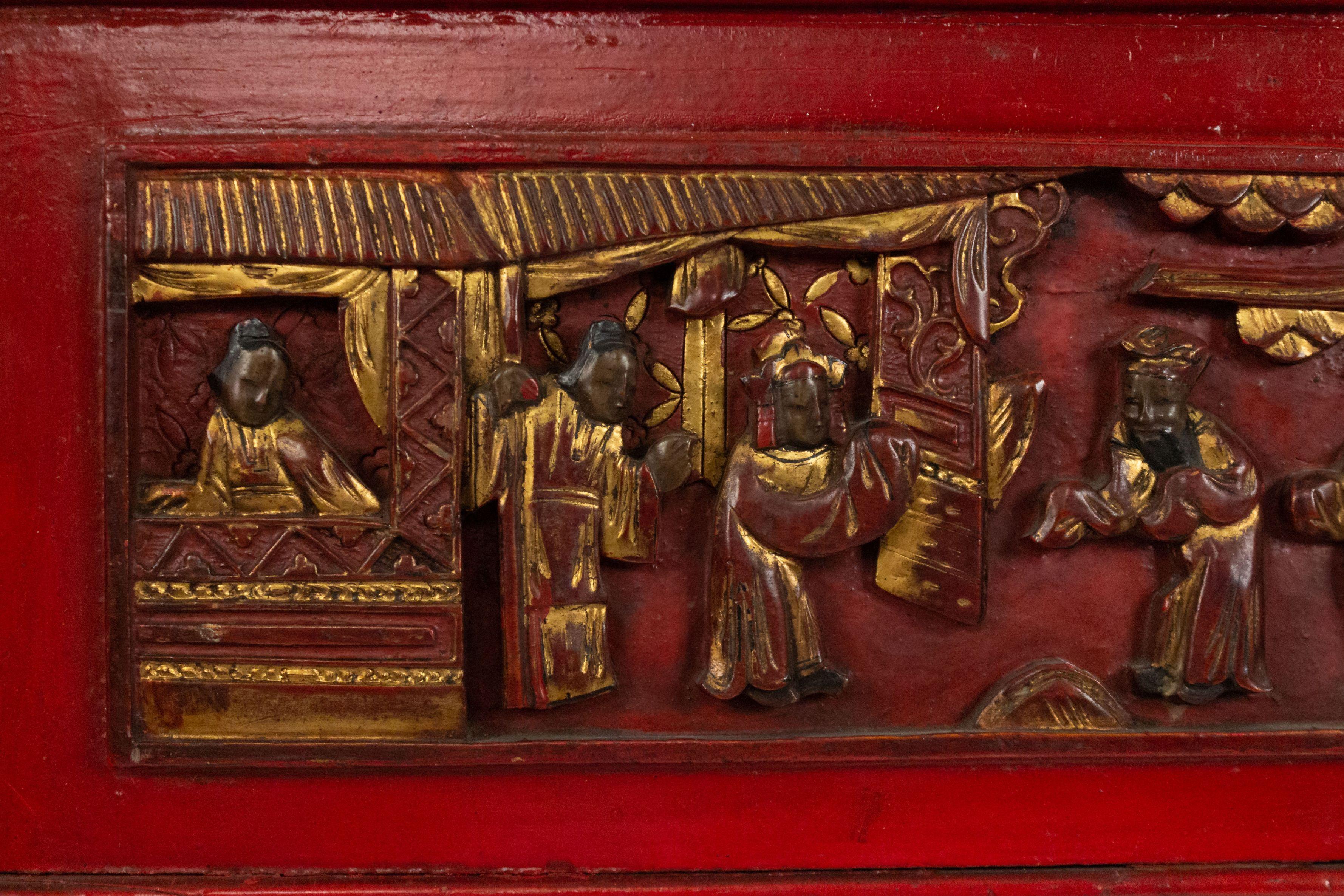 4 rot lackierte und vergoldete Wandtafeln im asiatischen chinesischen Stil (19. Jahrhundert) mit geschnitzten Szenen und Figuren.
   