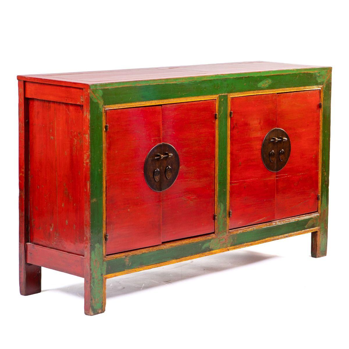Aparador de la provincia china de Shandong, de la dinastía Qing, 1880-1900.
Realizada en madera de olmo, presenta dos juegos de puertas dobles con herrajes originales redondos de latón patinado.
La superficie conserva los colores originales de la