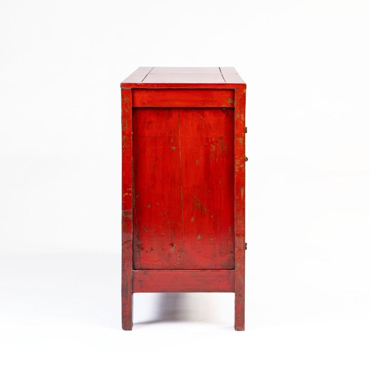 Aparador chino de olmo lacado en rojo, verde y amarillo Lacado en venta