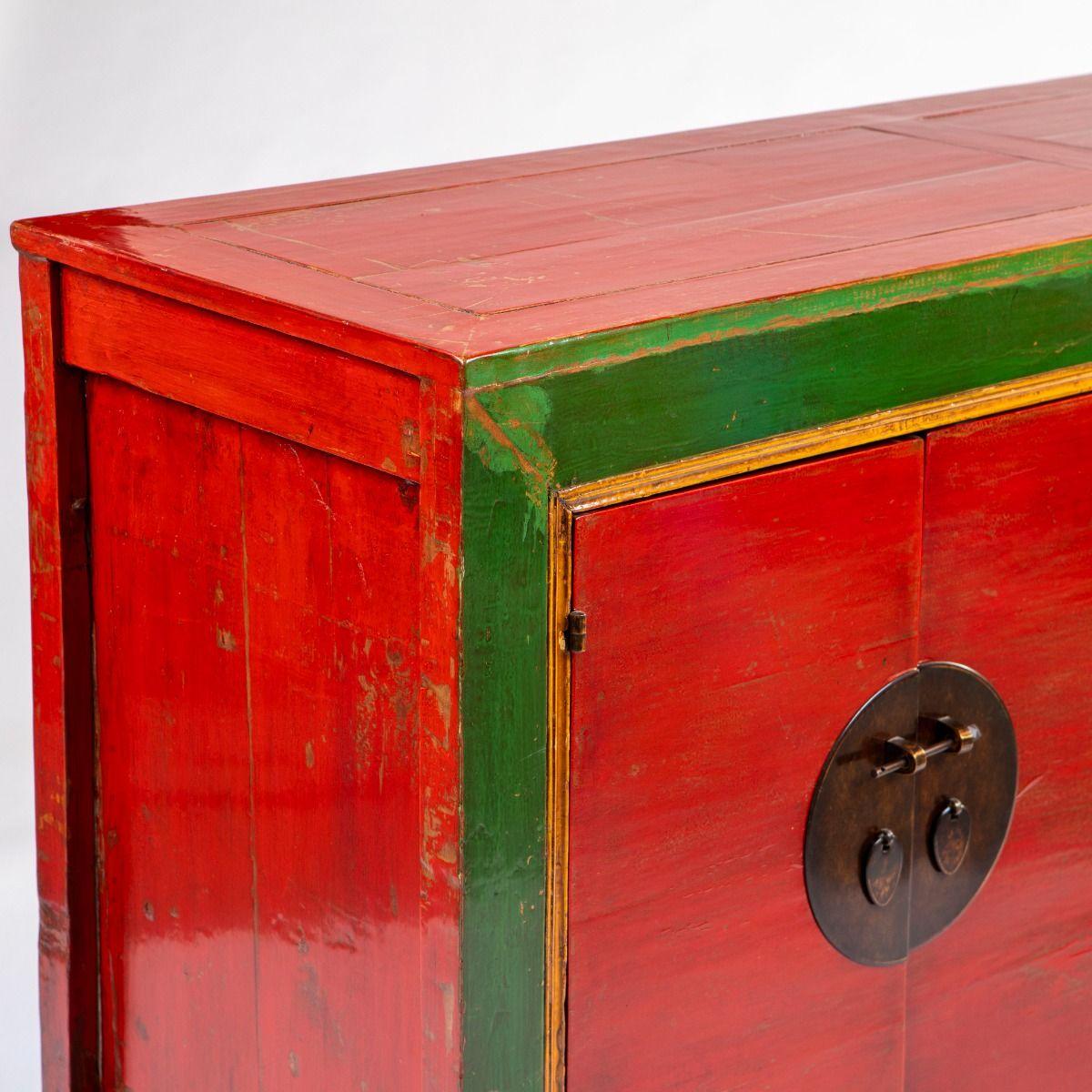 Aparador chino de olmo lacado en rojo, verde y amarillo Metal en venta