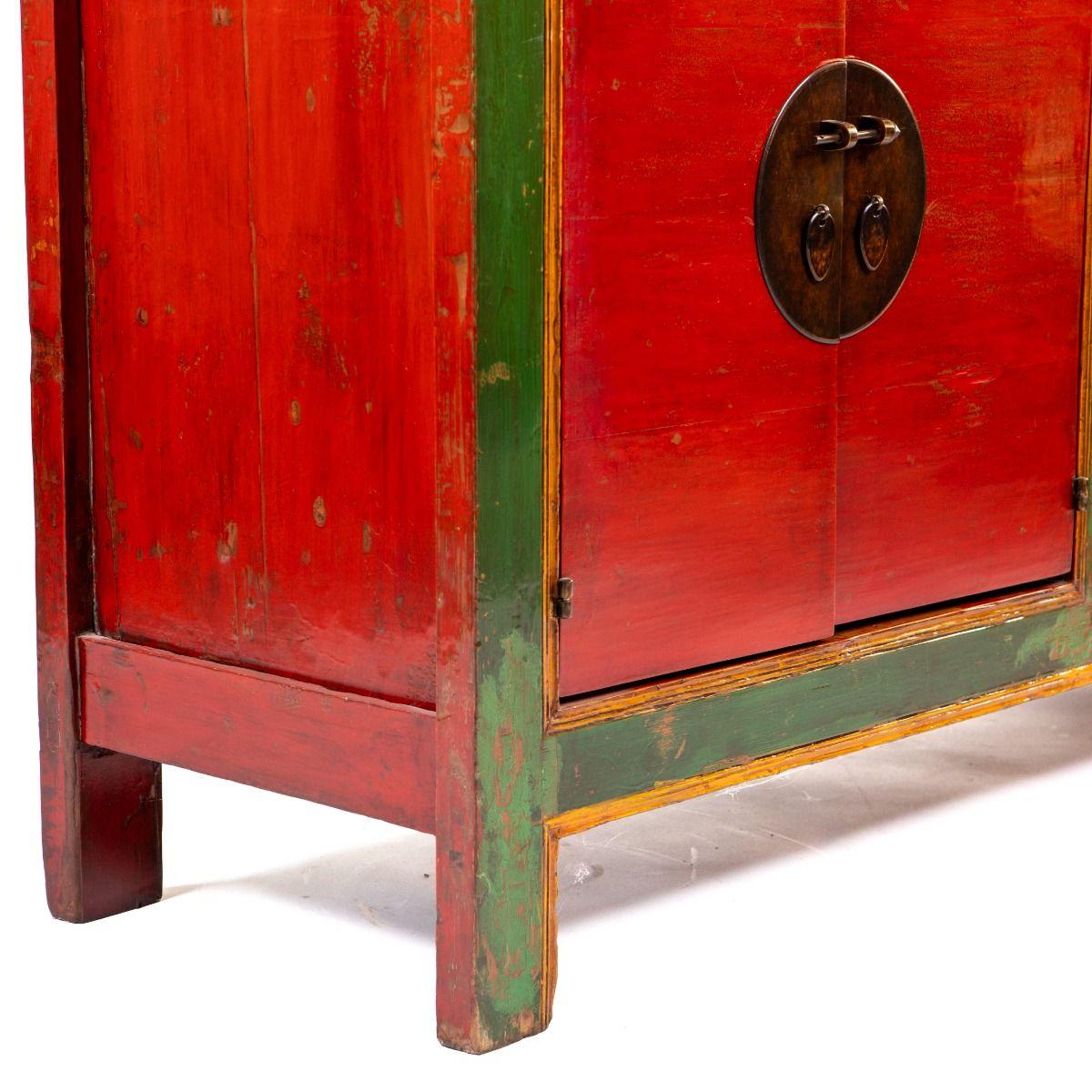 Aparador chino de olmo lacado en rojo, verde y amarillo en venta 1