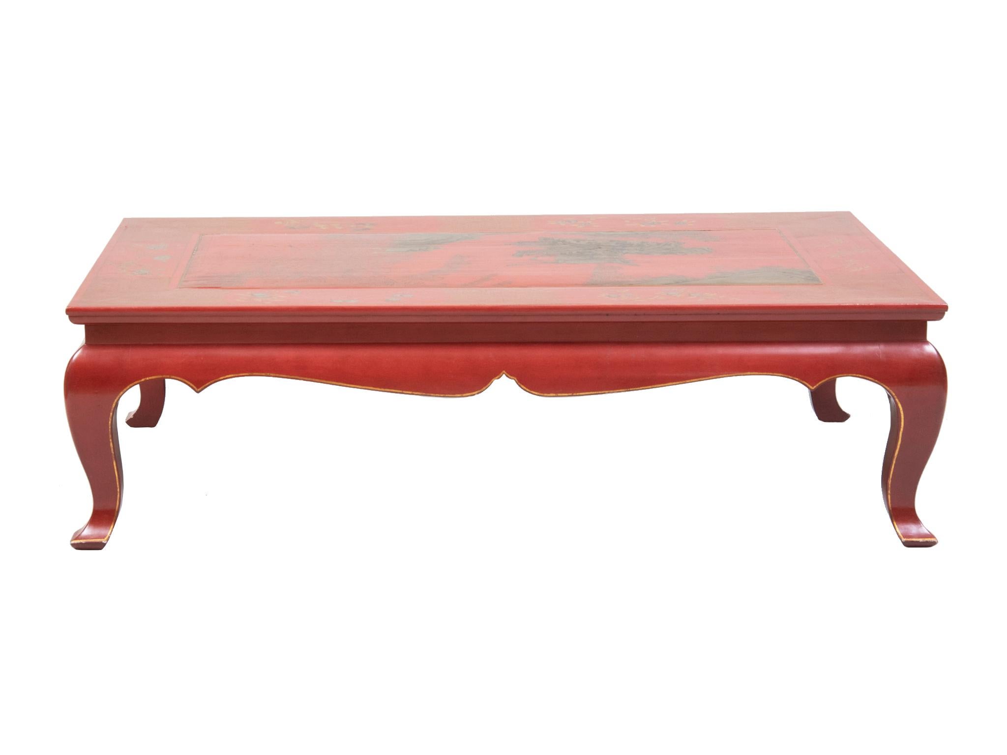 Avec une décoration dorée peinte à la main. Le plateau est un panneau plus ancien, datant du début du XXe siècle. Des courbes gracieuses et des coins arrondis caractérisent la conception structurelle de la table, tandis qu'un travail artisanal