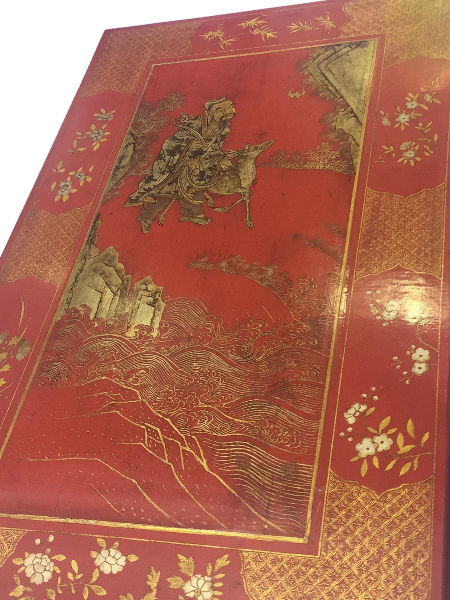 Chinesischer lackierter und handbemalter vergoldeter Couchtisch (20. Jahrhundert) im Angebot