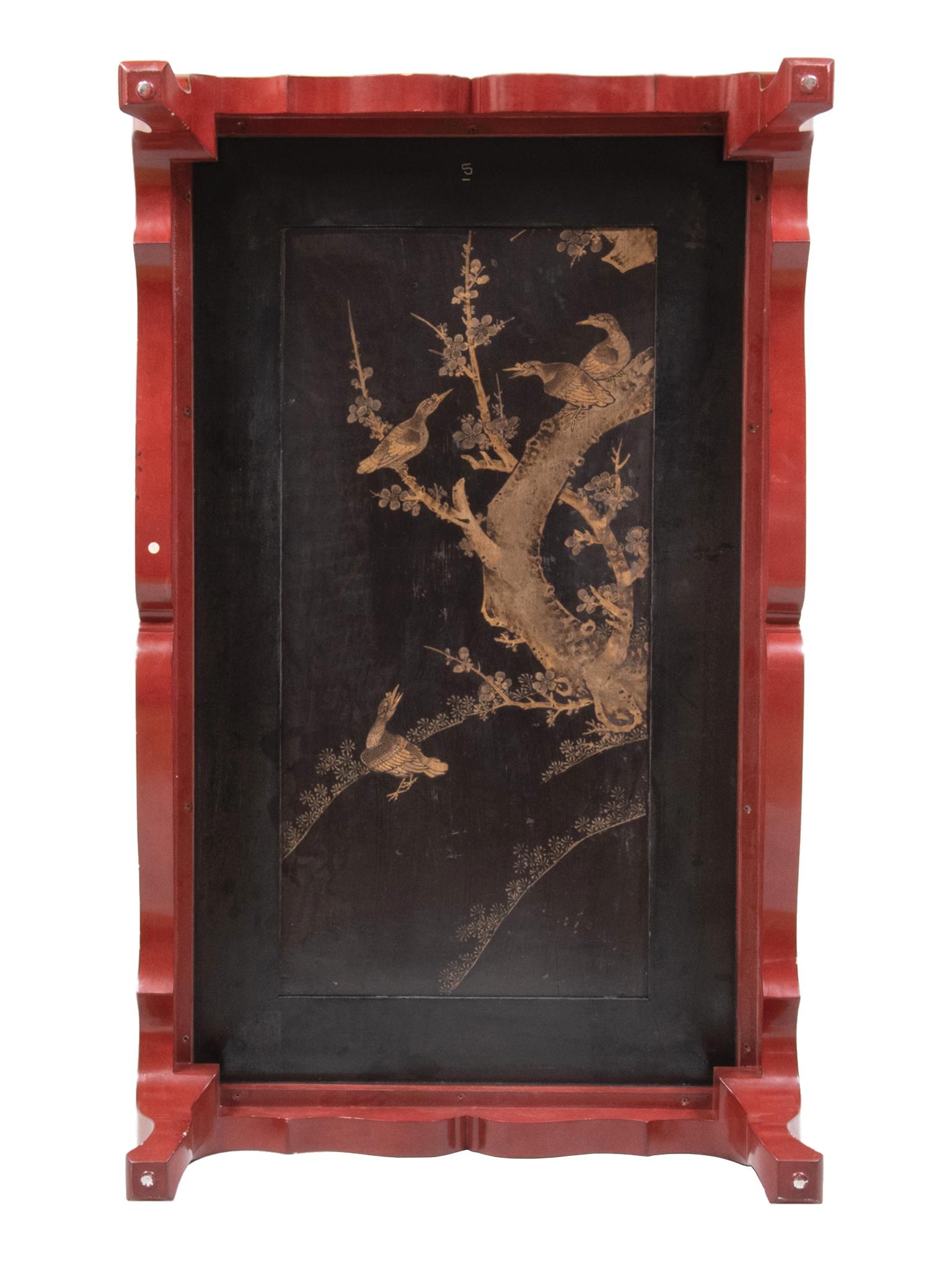 Table basse chinoise laquée et dorée à la main Bon état - En vente à New York, NY