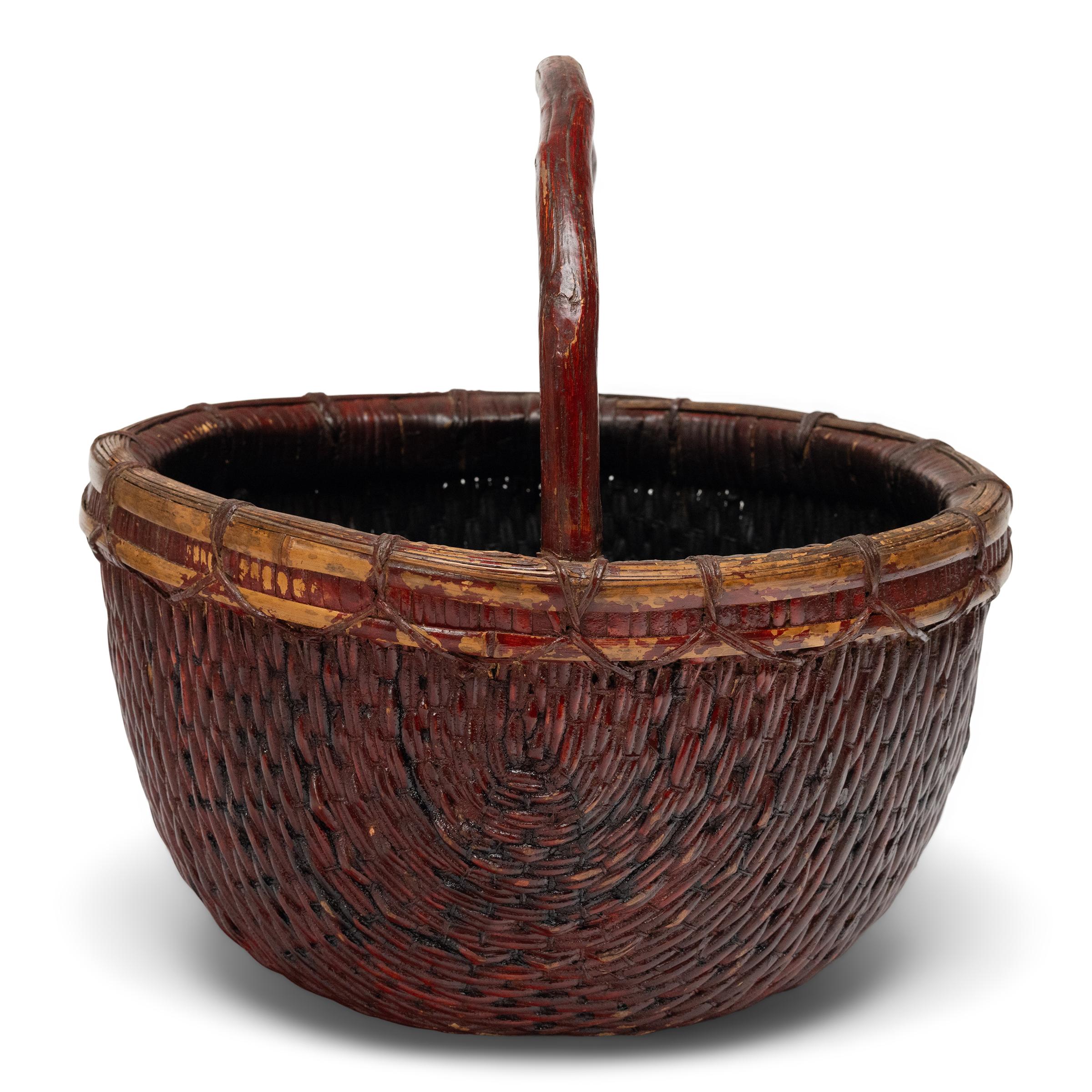 Il est facile d'imaginer quelqu'un, il y a longtemps, cueillant la récolte de son jardin ou se rendant au marché avec ce magnifique panier sous le bras. Le panier rond a été artistiquement tressé à la main avec du saule et de la corde autour d'un