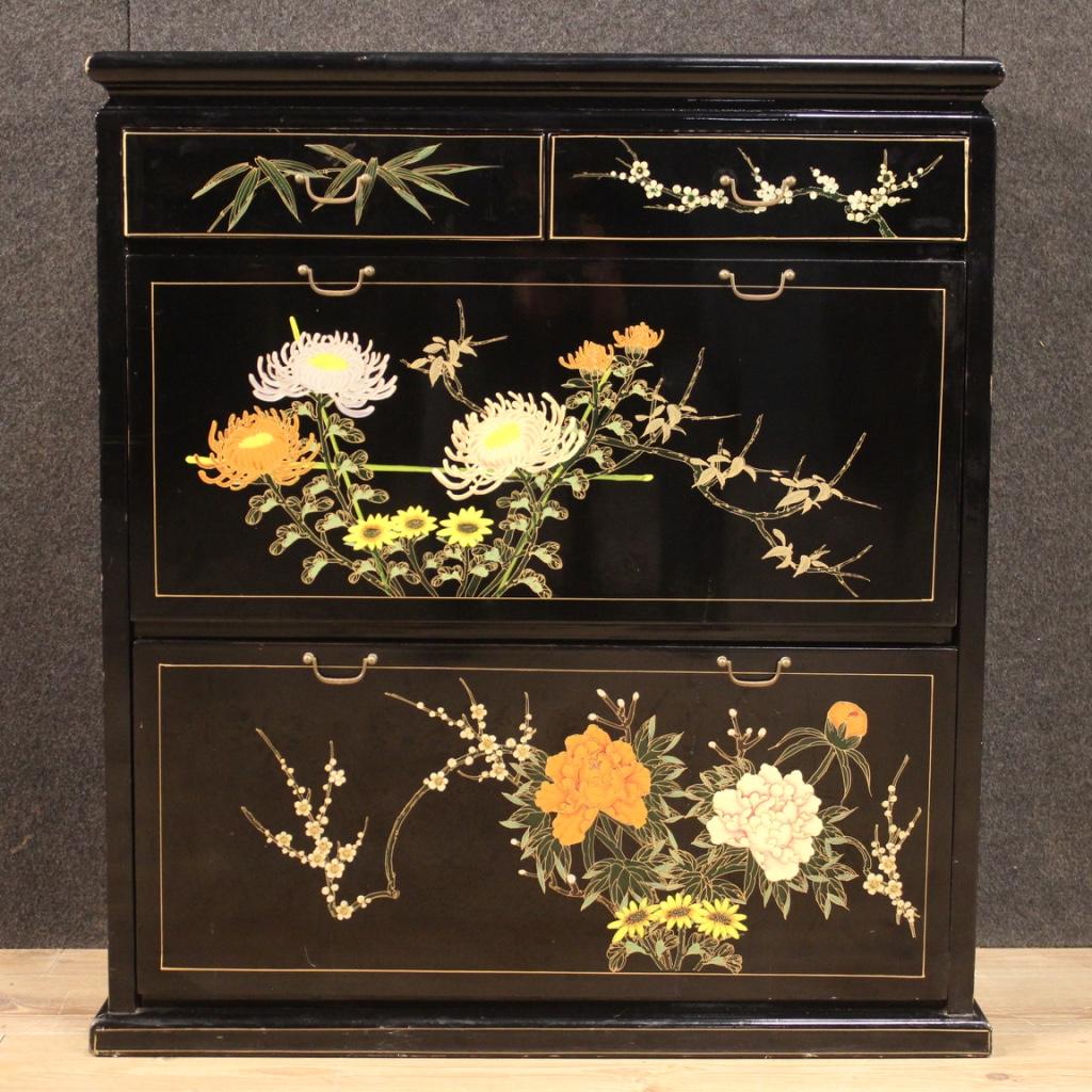 A stunning Chinese lacquered and painted shoe cabinet, 20th century.

Chinese shoe cabinet from the second half of the 20th century. Lacquered and hand painted furniture with pleasant floral decorations. Shoe cabinet equipped with two front