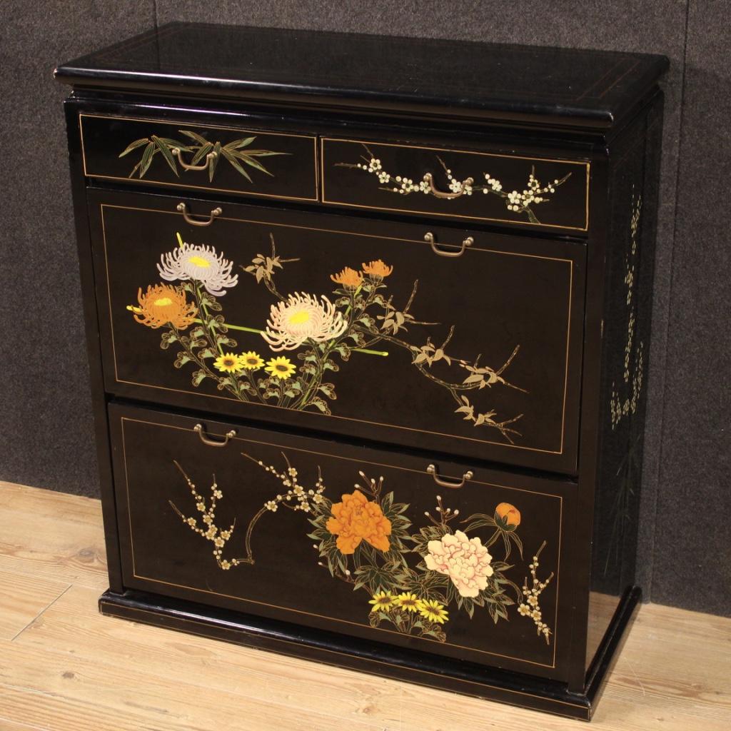 Chinese Lacquered and Painted Shoe Cabinet, 20th Century In Good Condition For Sale In London, GB