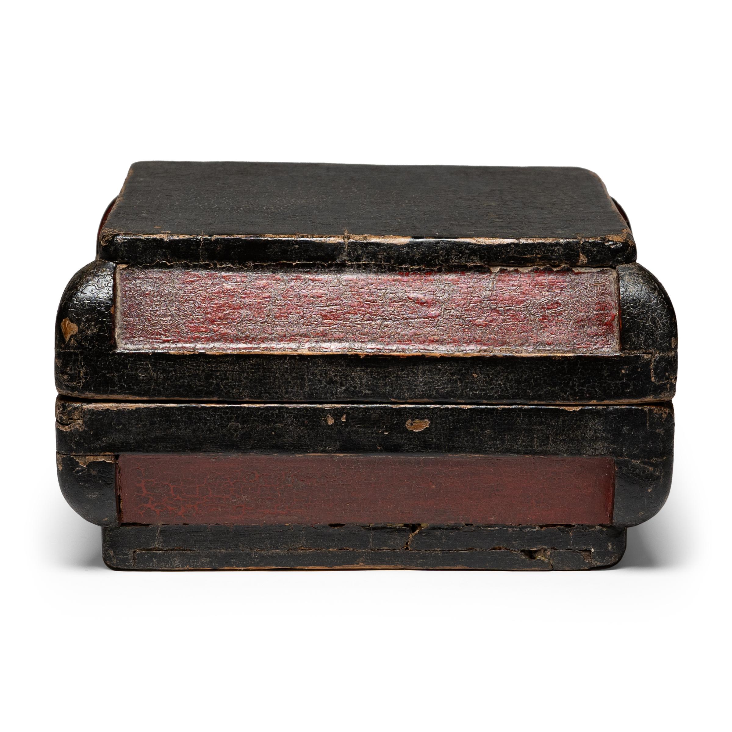 Dieser schlichte, lackierte Behälter wurde im 19. Jahrhundert als Snackbox verwendet und zu Feiertagen und besonderen Anlässen verschenkt. Zur Freude der Empfänger kam beim Öffnen der unscheinbaren Schachtel eine Fülle beliebter Snacks zum
