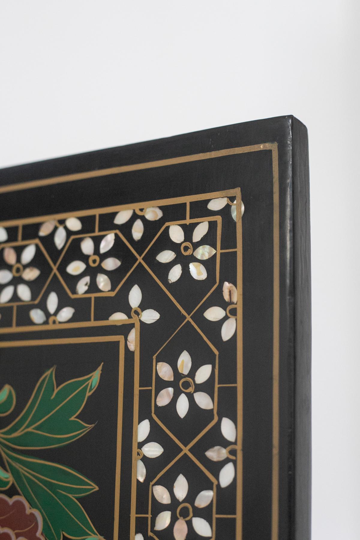 Rare and beautiful Chinese wooden screen belonging to the 20th century, fine French manufacture.
The screen is made entirely of dark lacquered wood, composed of 6 panels that can be modulated to your liking.
The screen is supported by 12