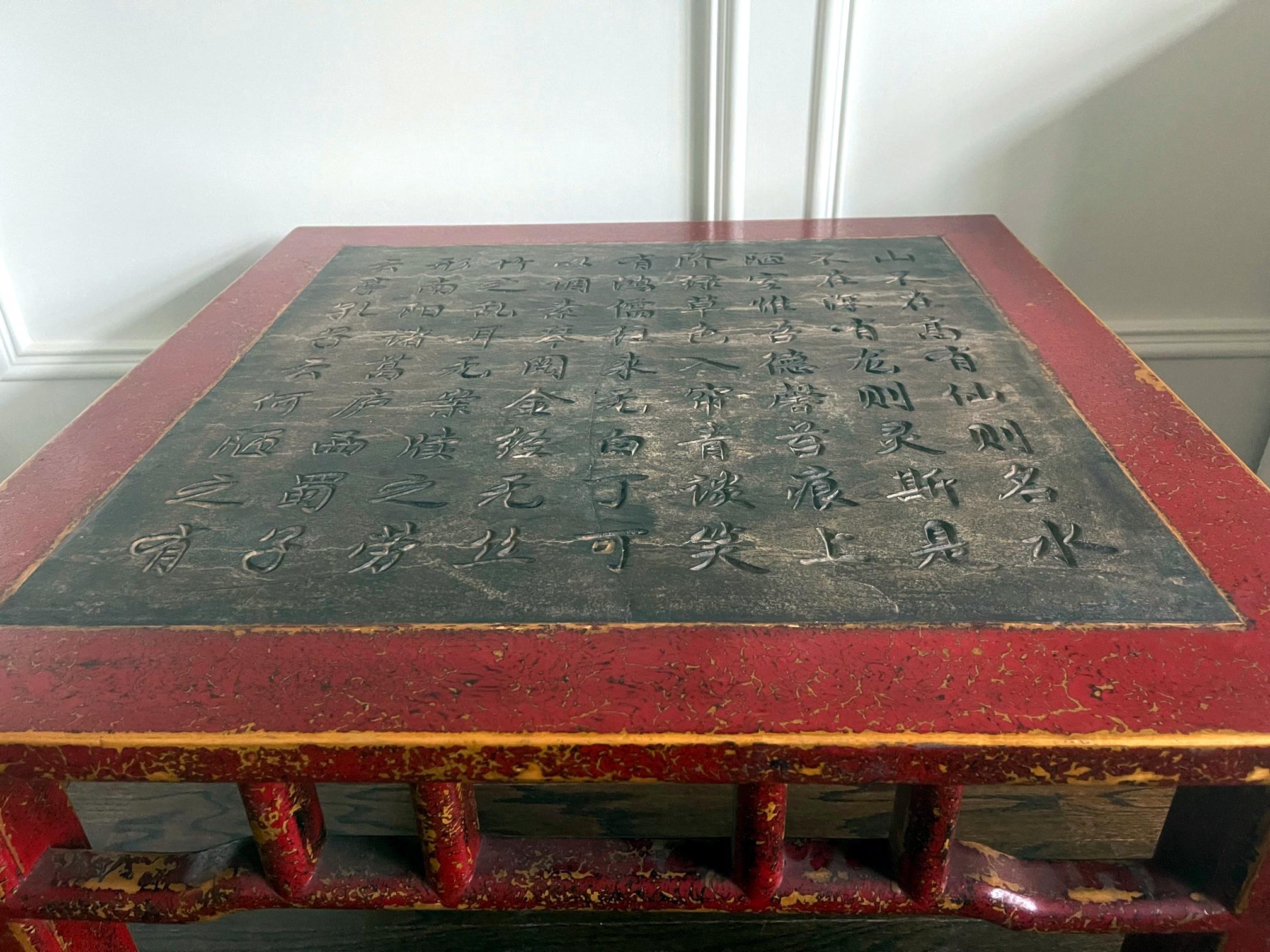 Chinesische Tischplatte aus lackiertem Holz mit geschnitztem Essay im Zustand „Relativ gut“ im Angebot in Atlanta, GA