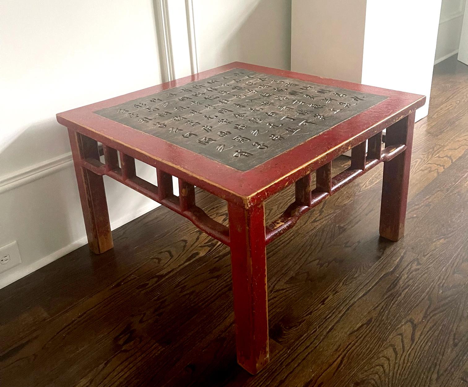 Chinesische Tischplatte aus lackiertem Holz mit geschnitztem Essay im Angebot 2
