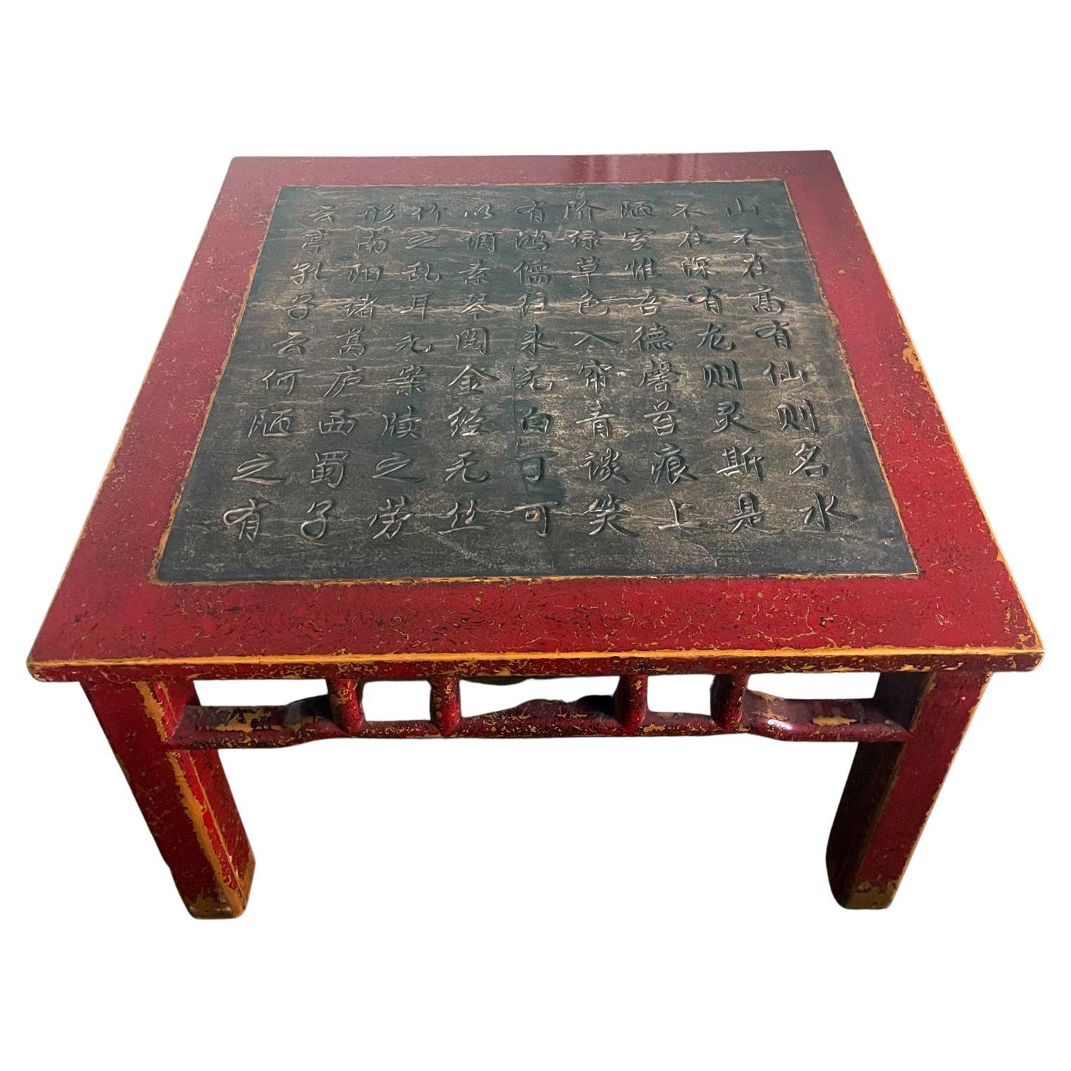 Table chinoise en bois laqué avec plateau en pierre et essai sculpté en vente