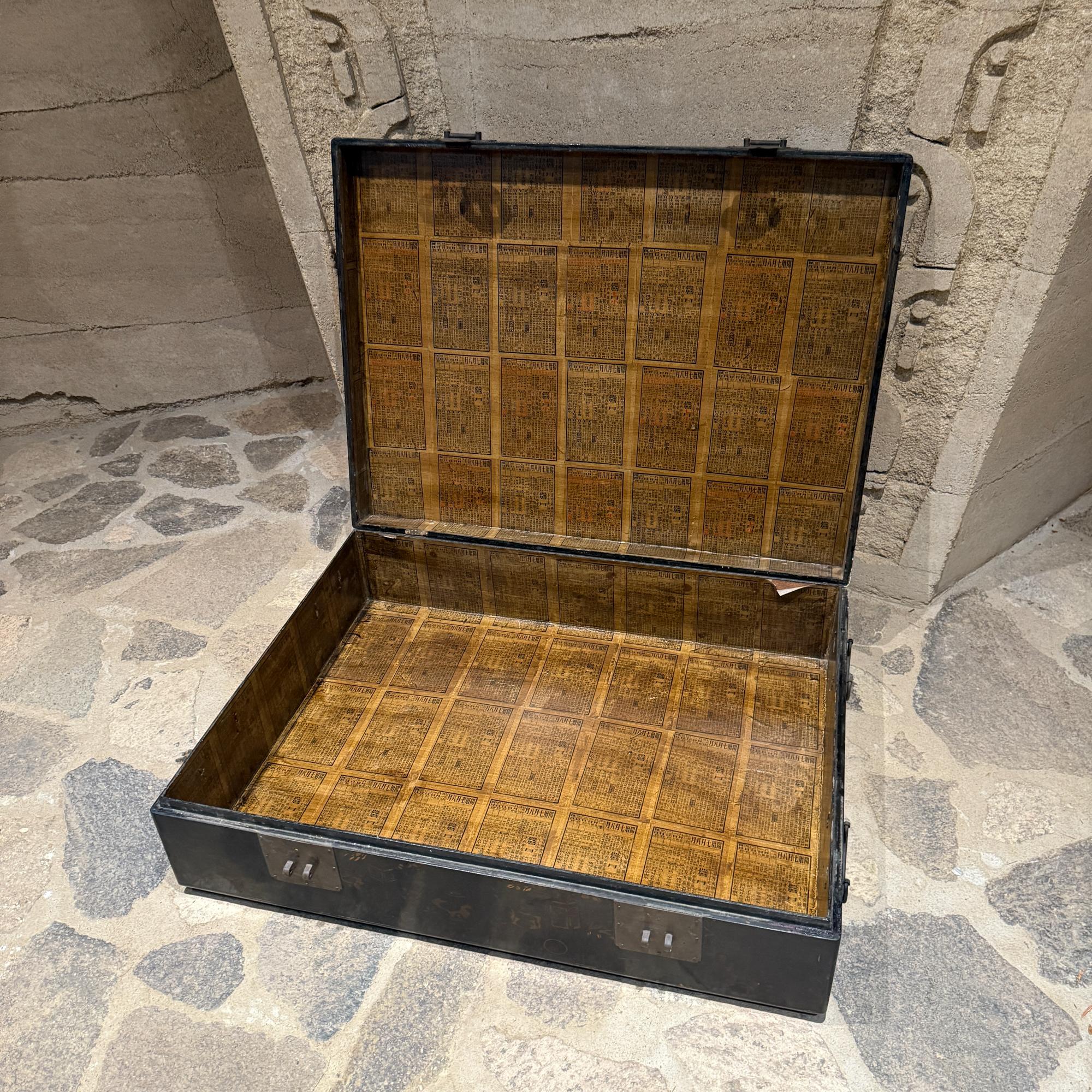 Chinois Table basse chinoise en bois laqué avec scène de palais animée en vente