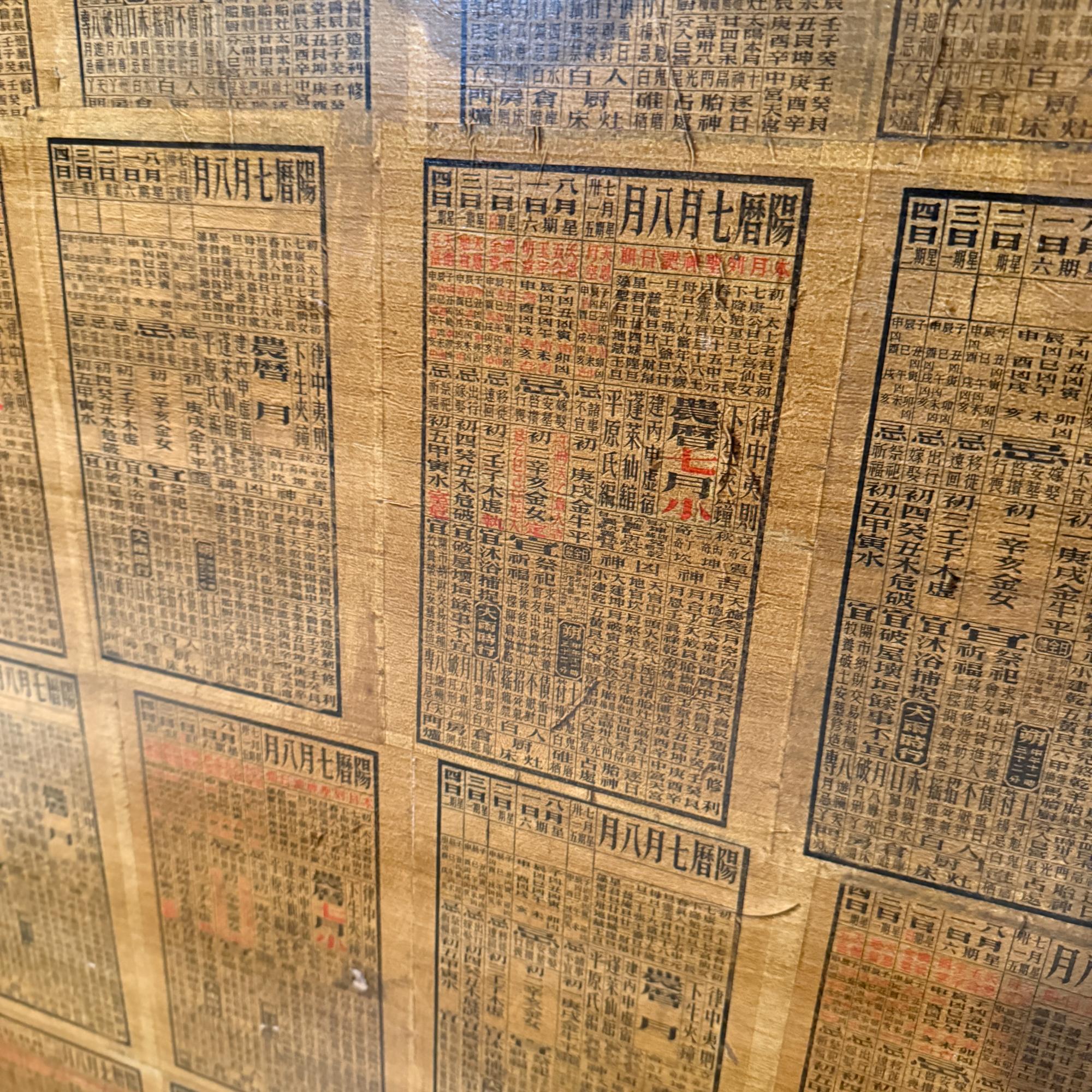 Table basse chinoise en bois laqué avec scène de palais animée Abîmé - En vente à Chula Vista, CA