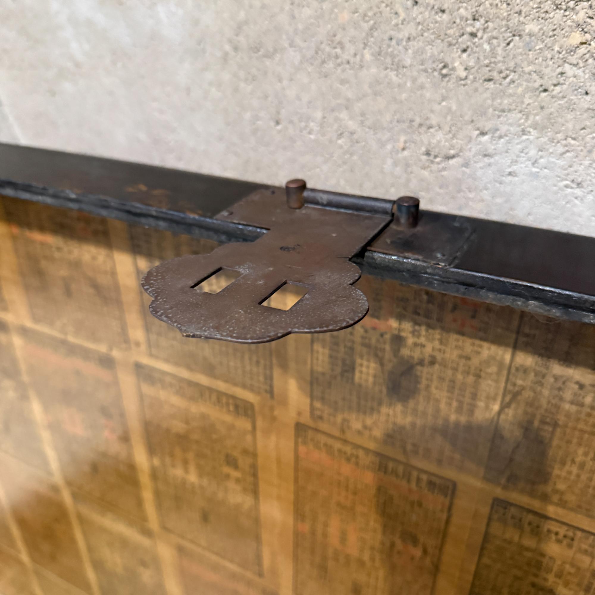 Début du 20ème siècle Table basse chinoise en bois laqué avec scène de palais animée en vente