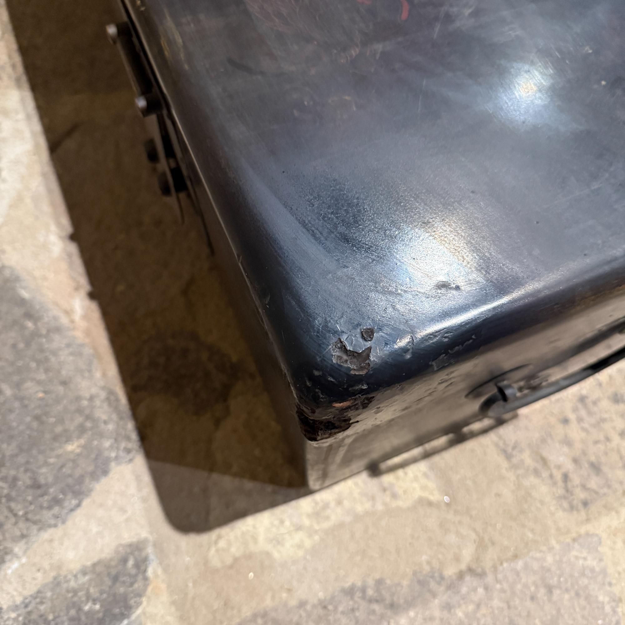 Chippendale chinois Table basse chinoise en bois laqué avec scène de palais animée en vente