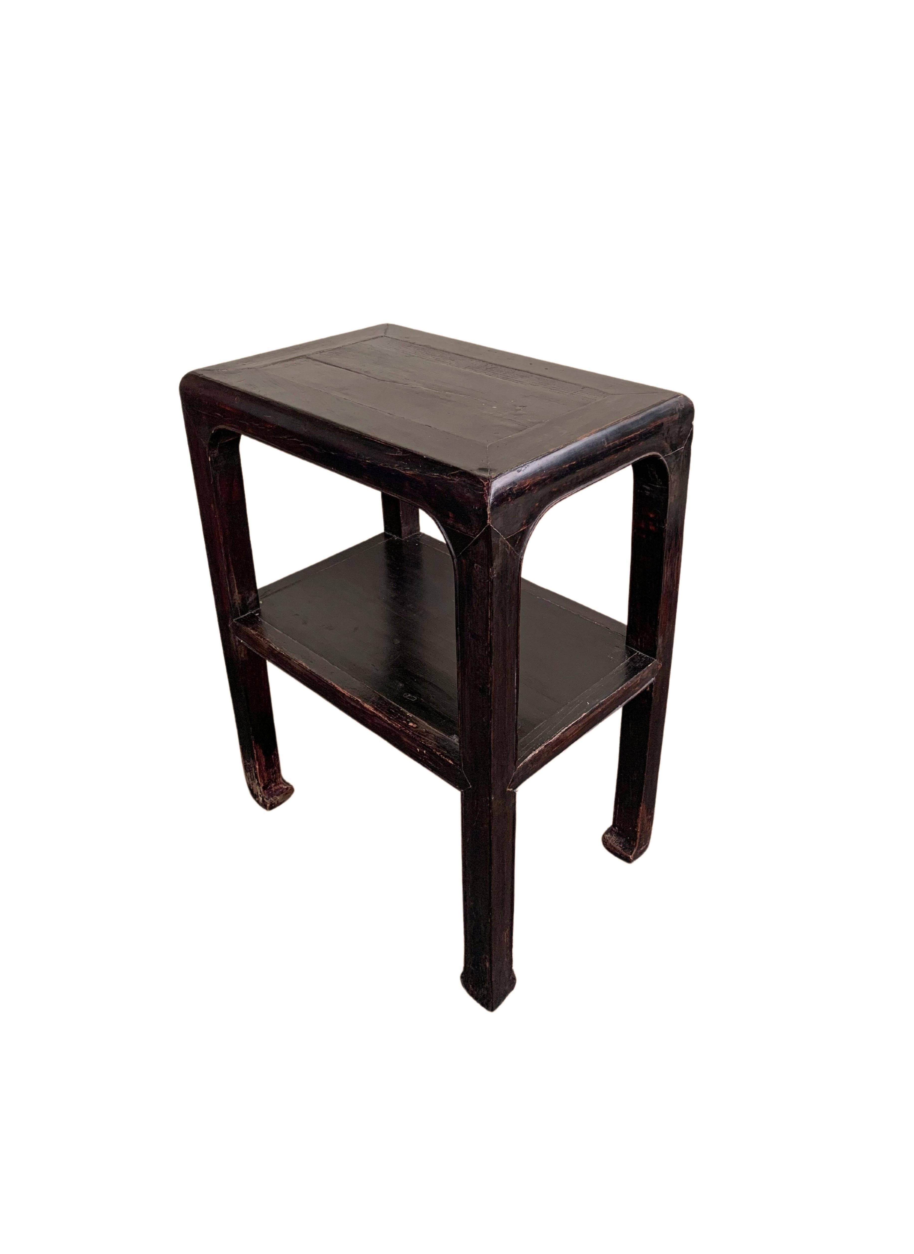 Fait main Table chinoise en bois laqué avec pieds incurvés, vers 1950 en vente