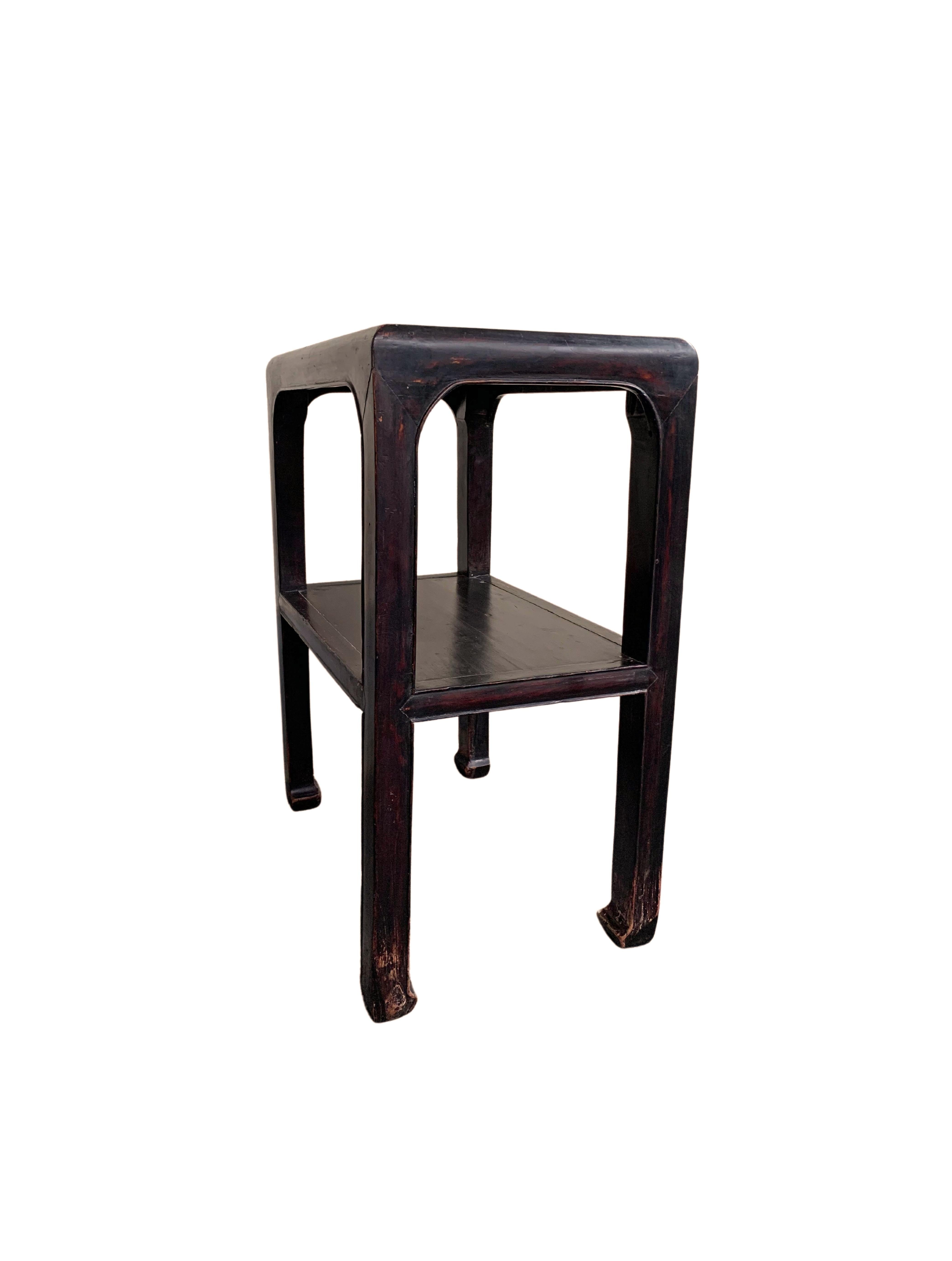 Chinesischer lackierter Holztisch mit geschwungenen Beinen, um 1950 (20. Jahrhundert) im Angebot