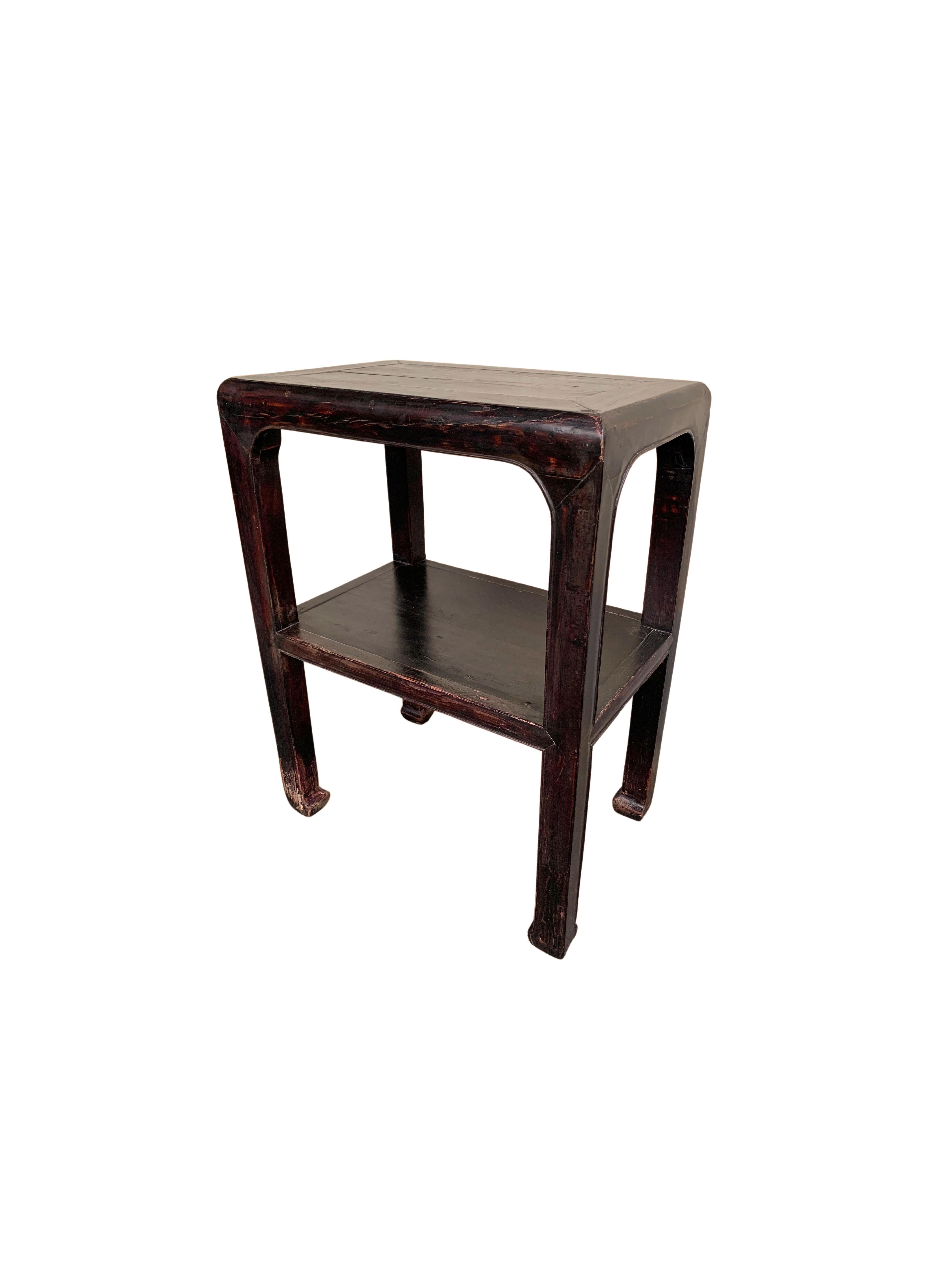 Chinesischer lackierter Holztisch mit geschwungenen Beinen, um 1950 im Angebot 1